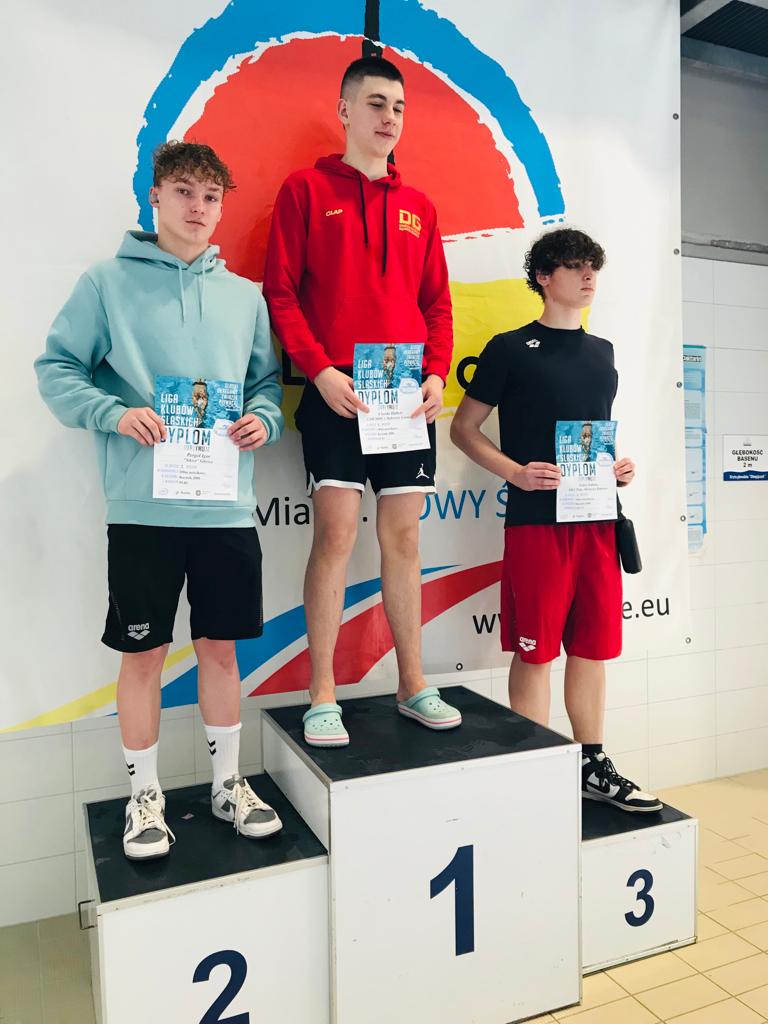 Fot. materiały Klubu Pływackiego "Sikret" Gliwice Zawodnicy na podium