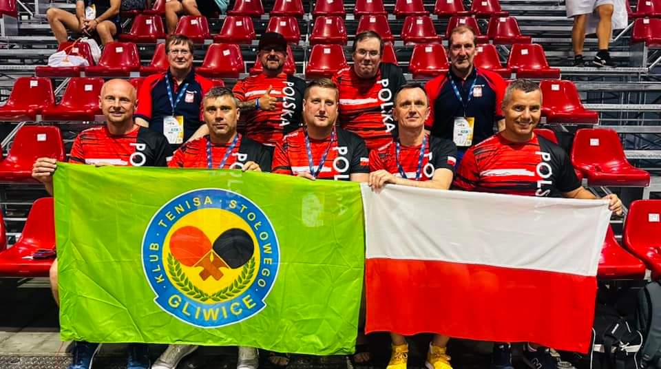 Fot. KTS Gliwice Zawodnicy KTS Gliwice z polską flagą
