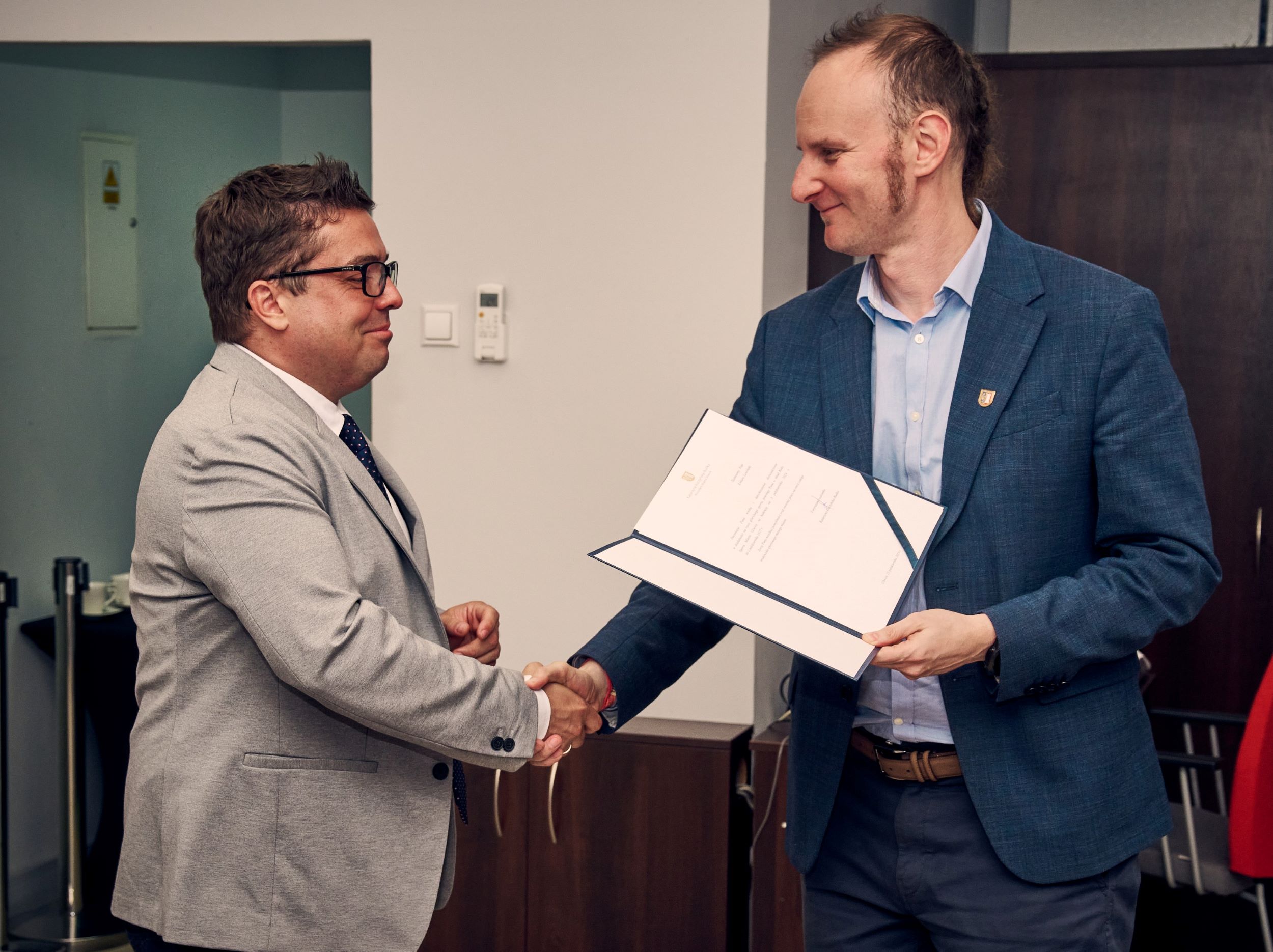 fot. M. Buksa/UM Gliwice Zdjęcie prezydenta wręczającego powołanie członkowi rady