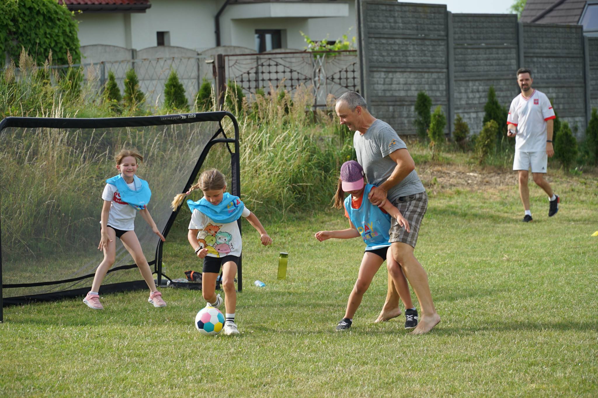 Fot. GTW Gliwice Tata grający z córką w piłkę nożną