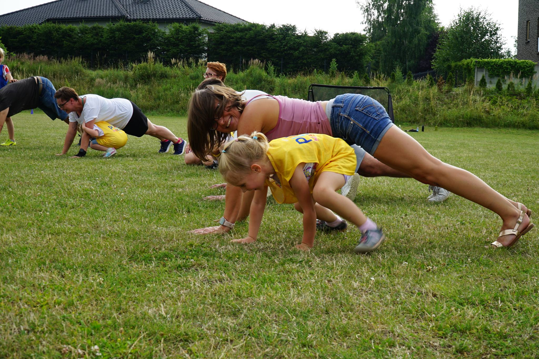 Fot. GTW Gliwice Mama trenująca z córką na trawie