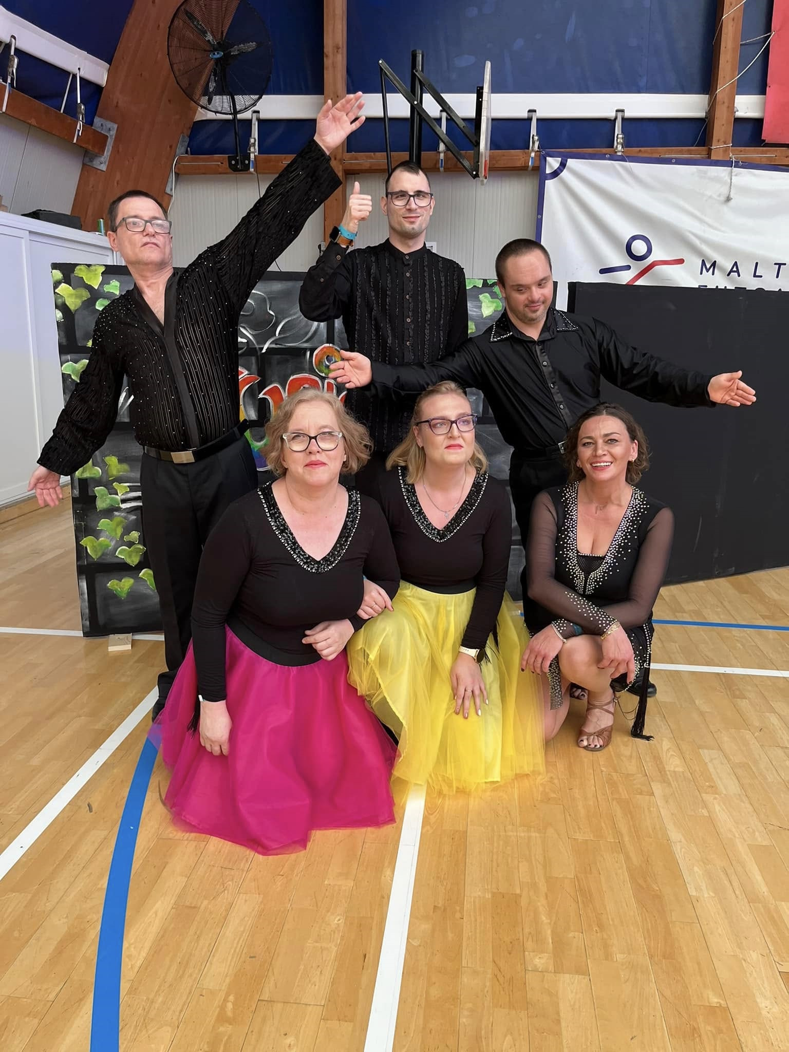 Fot. materiały WTZ "Tęcza" grupa tancerzy, część klęczy, niektórzy stoją