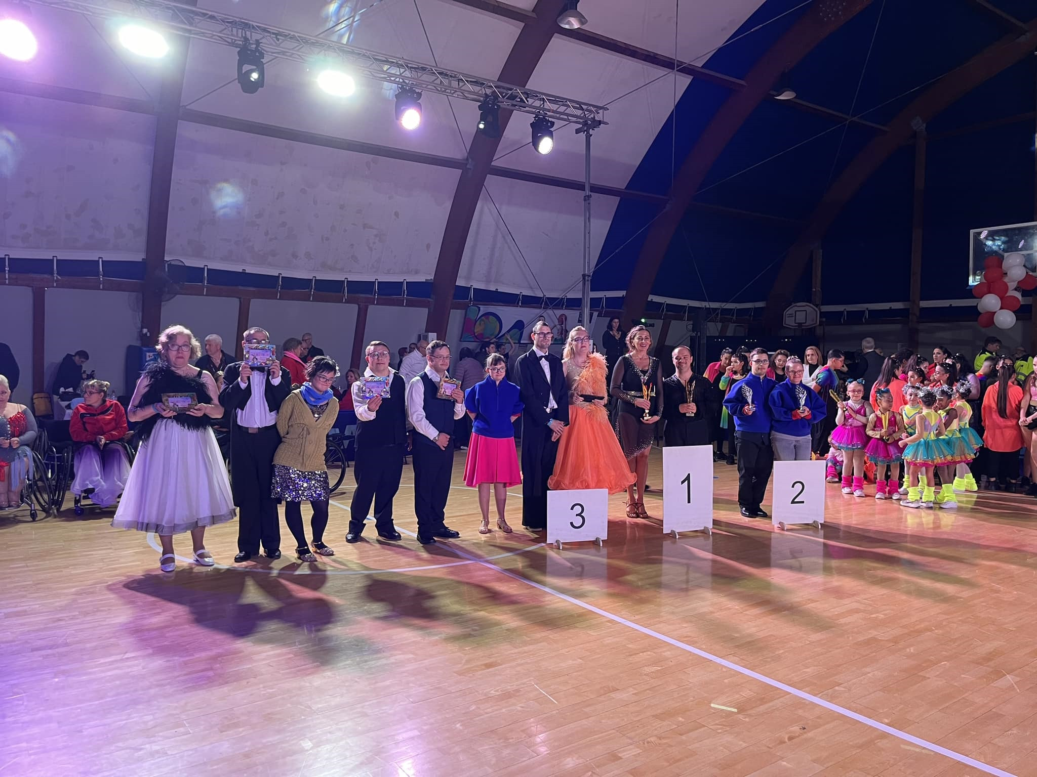 Fot. materiały WTZ "Tęcza" tancerze na podium