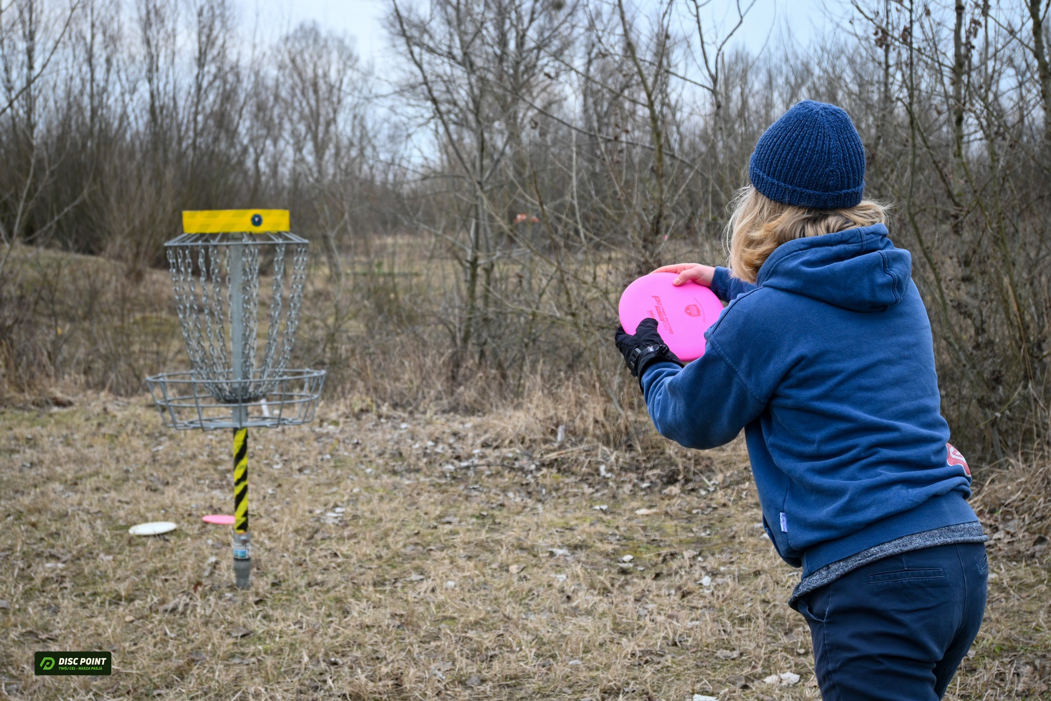 Fot. Disc Point/ Facebook Kobieta rzucająca dyskiem do kosza