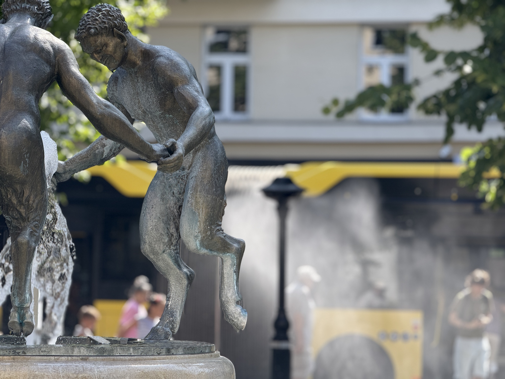 Fot. K.Róg/UM Gliwice mgiełka wodna przy fontannie z diabełkami