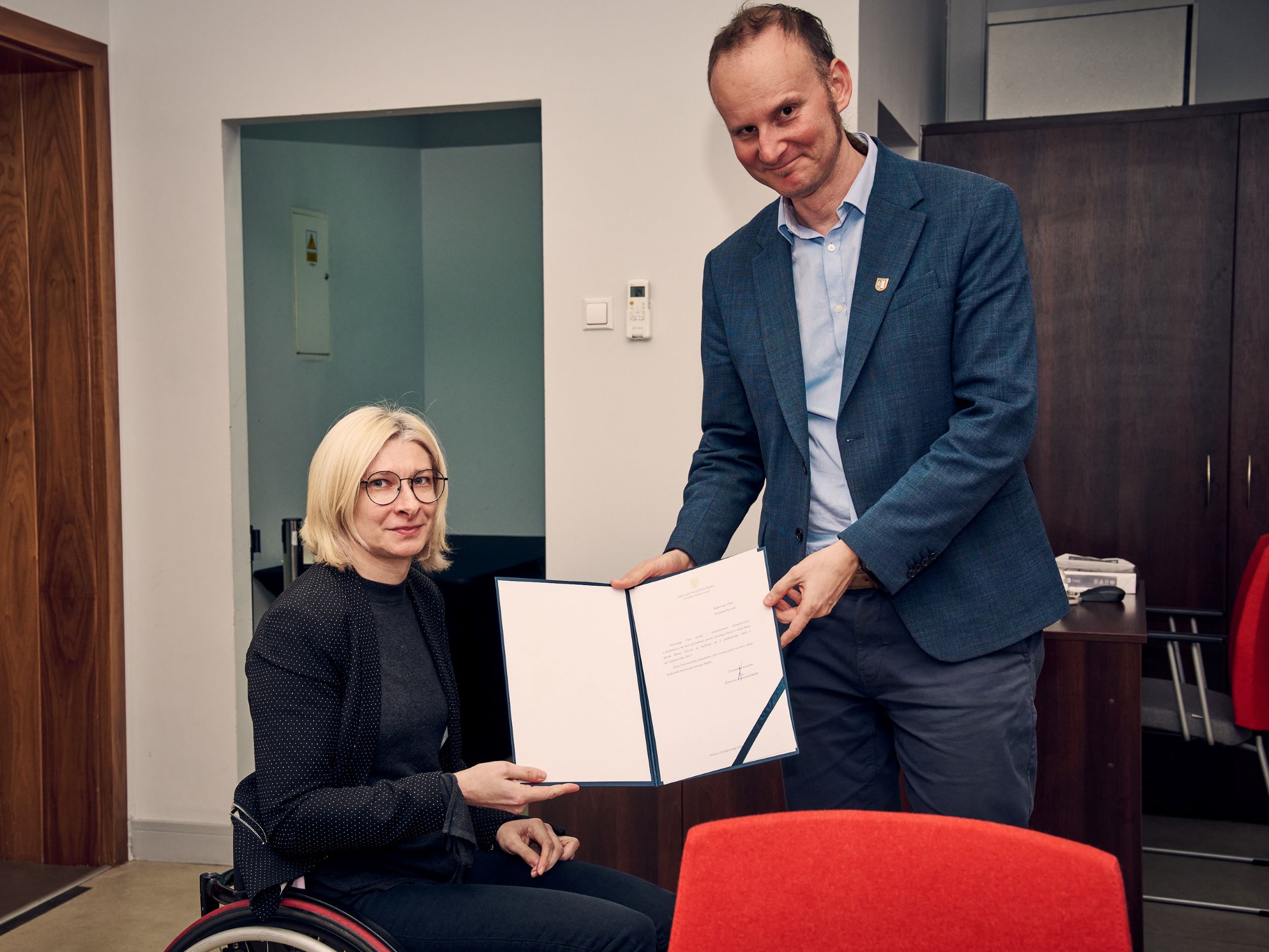fot. M. Buksa/UM Gliwice Zdjęcie prezydenta wręczającego powołanie członkowi rady