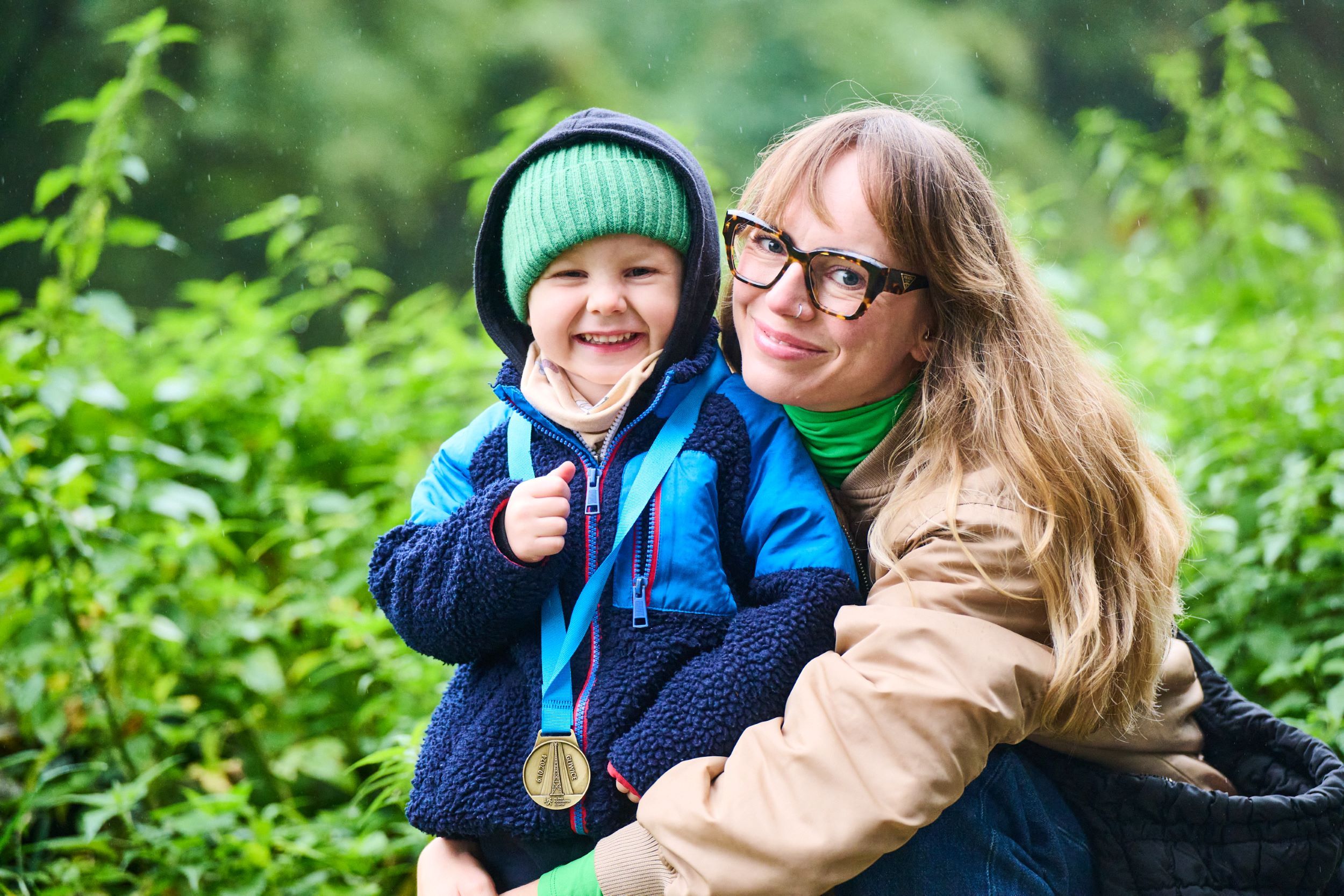 Fot. M. Buksa/UM w Gliwicach Mama z synkiem trzymającym medal