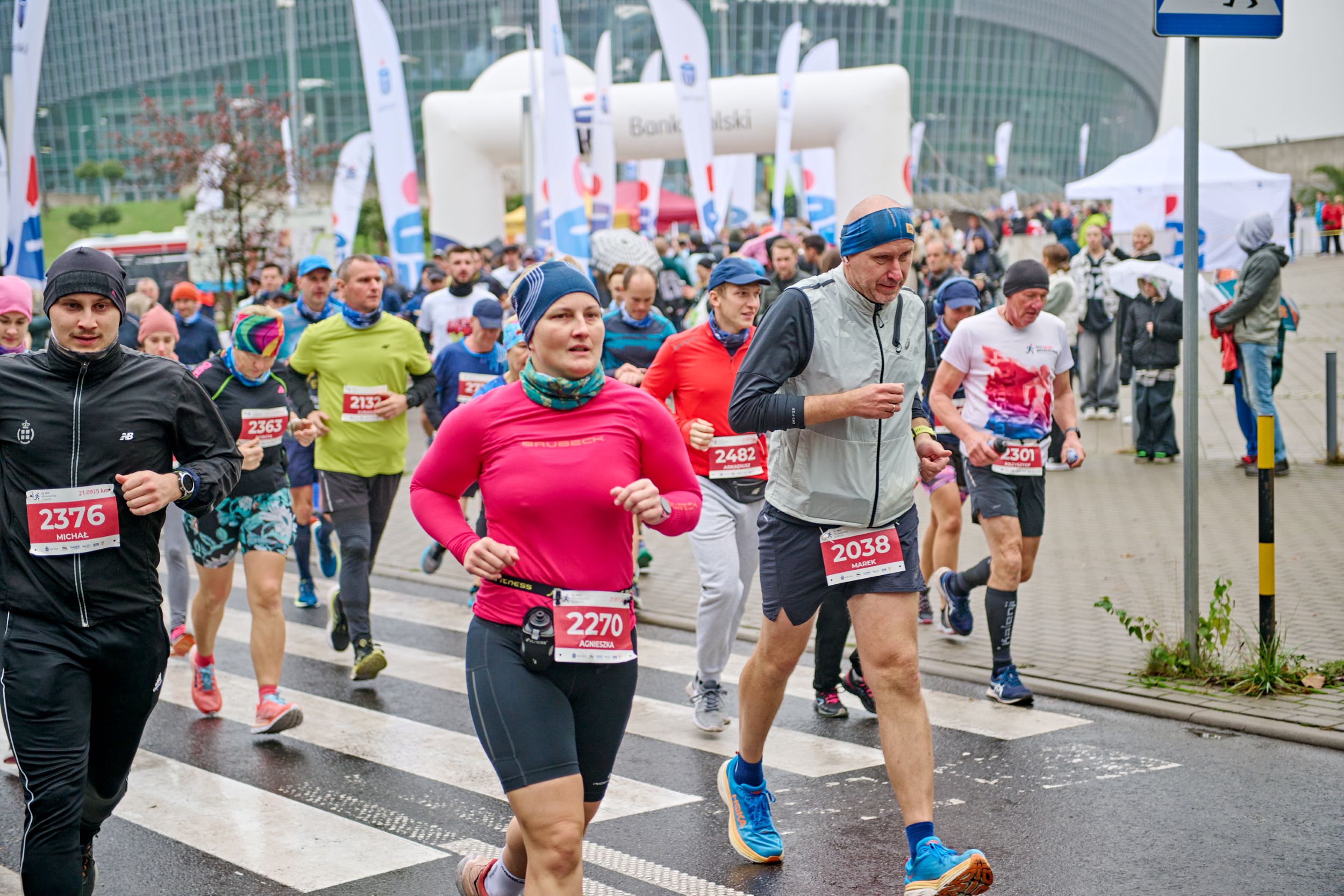 Fot. M. Buksa/UM w Gliwicach Zawodnicy biegnący obok Areny