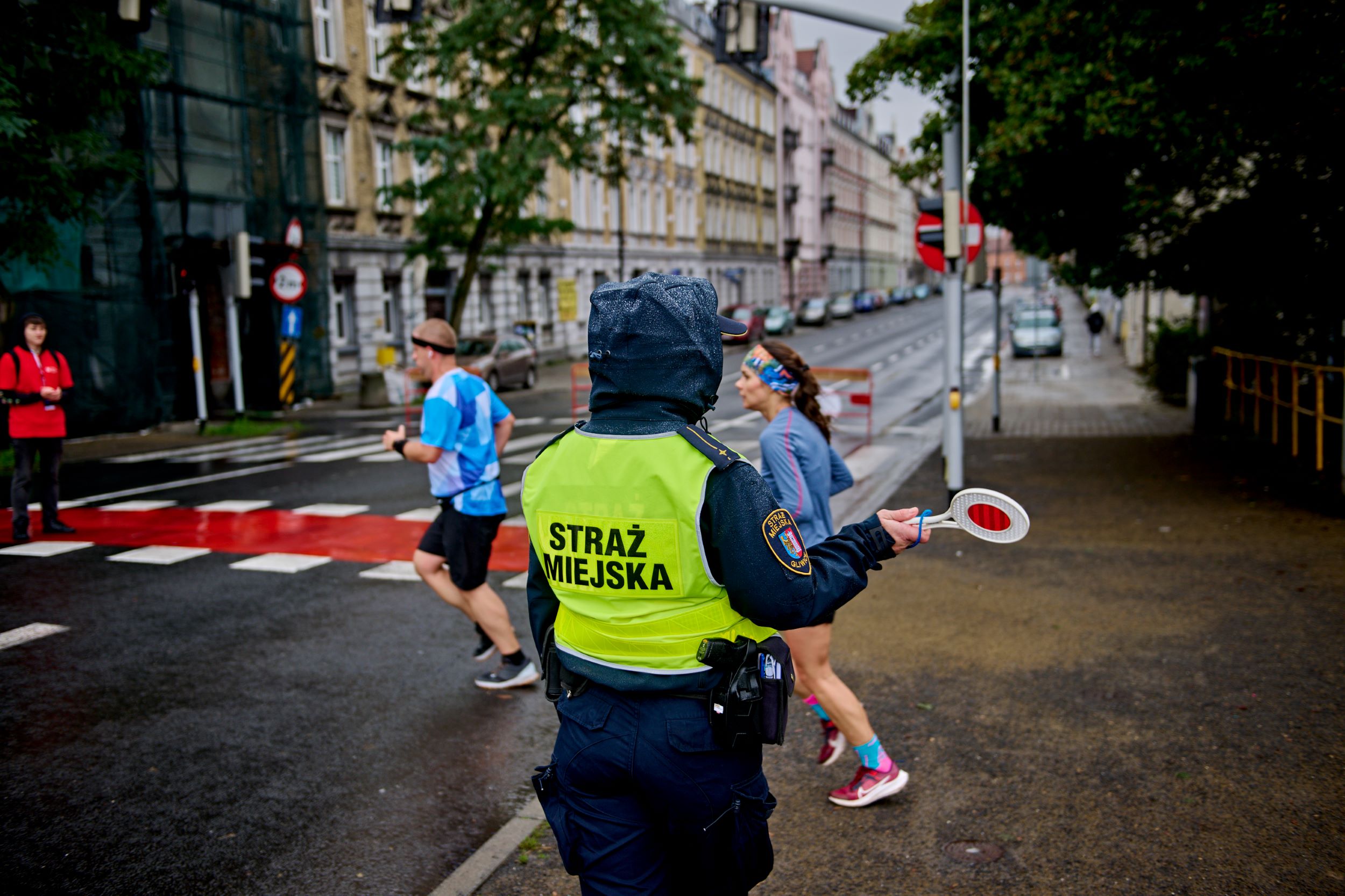 Fot. M. Buksa/UM w Gliwicach Strażniczka miejska kierująca biegaczy