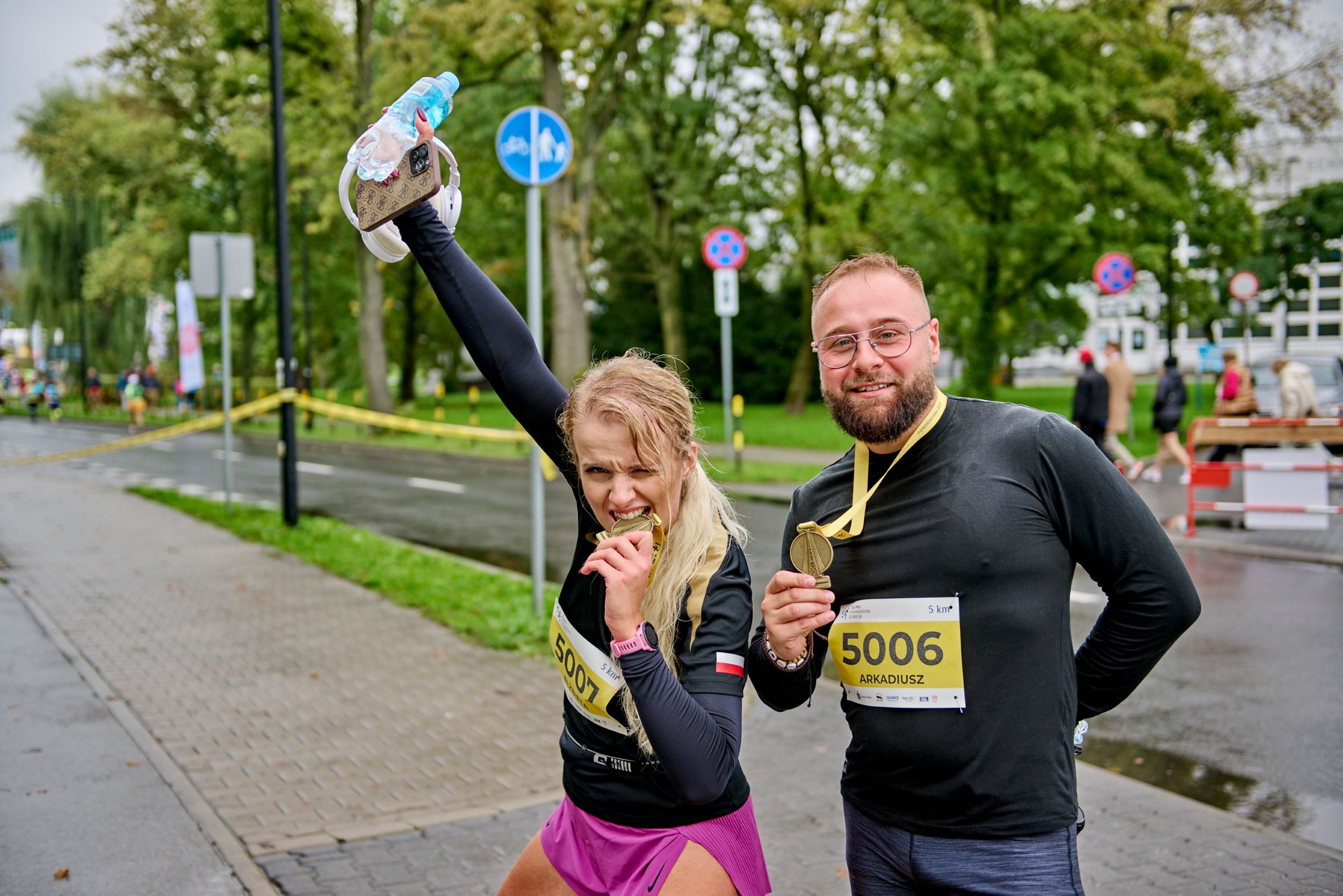 Fot. M. Buksa/UM w Gliwicach Para zawodników pozująca z medalami