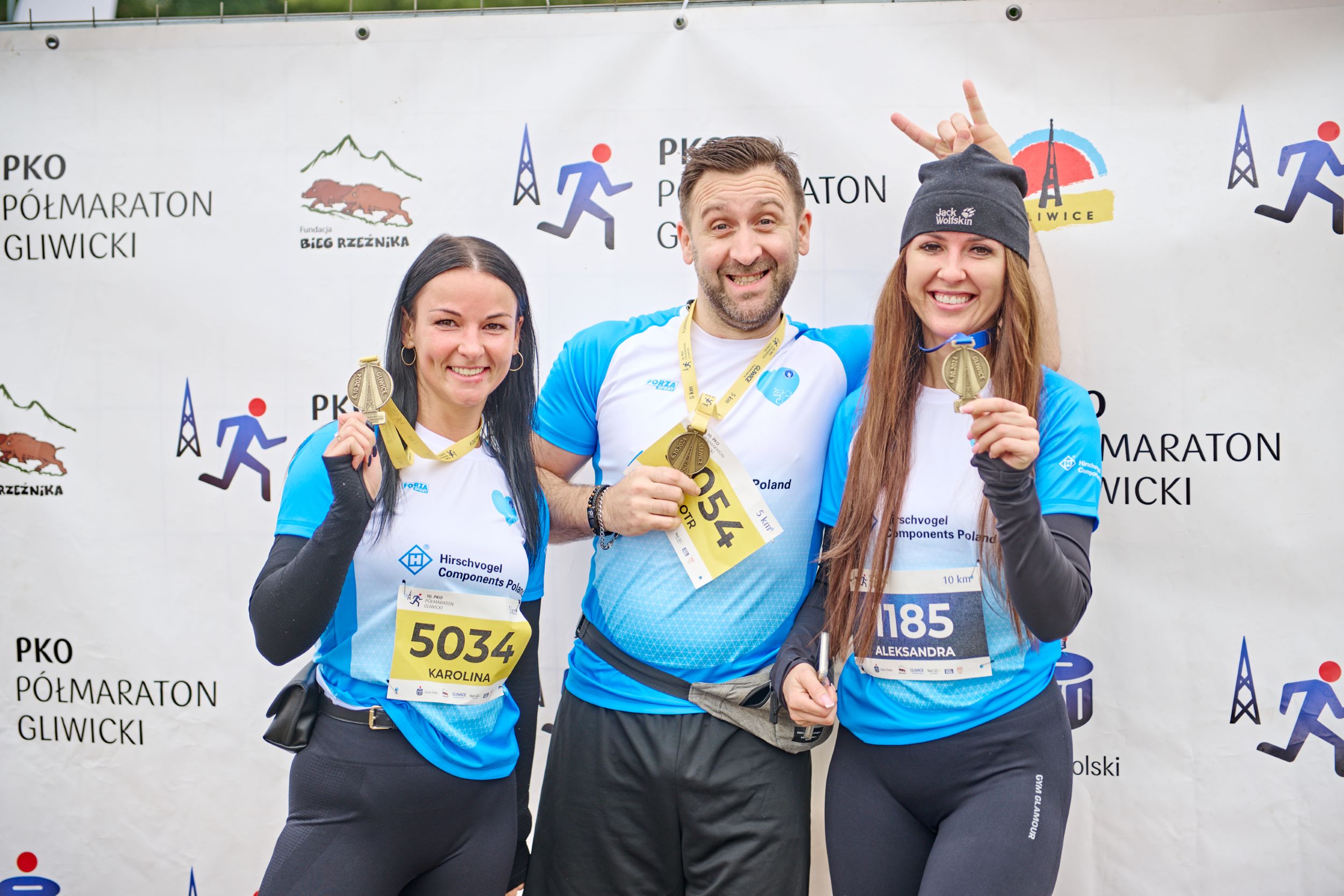 Fot. M. Buksa/UM w Gliwicach Zawodnicy pozujący z medalami