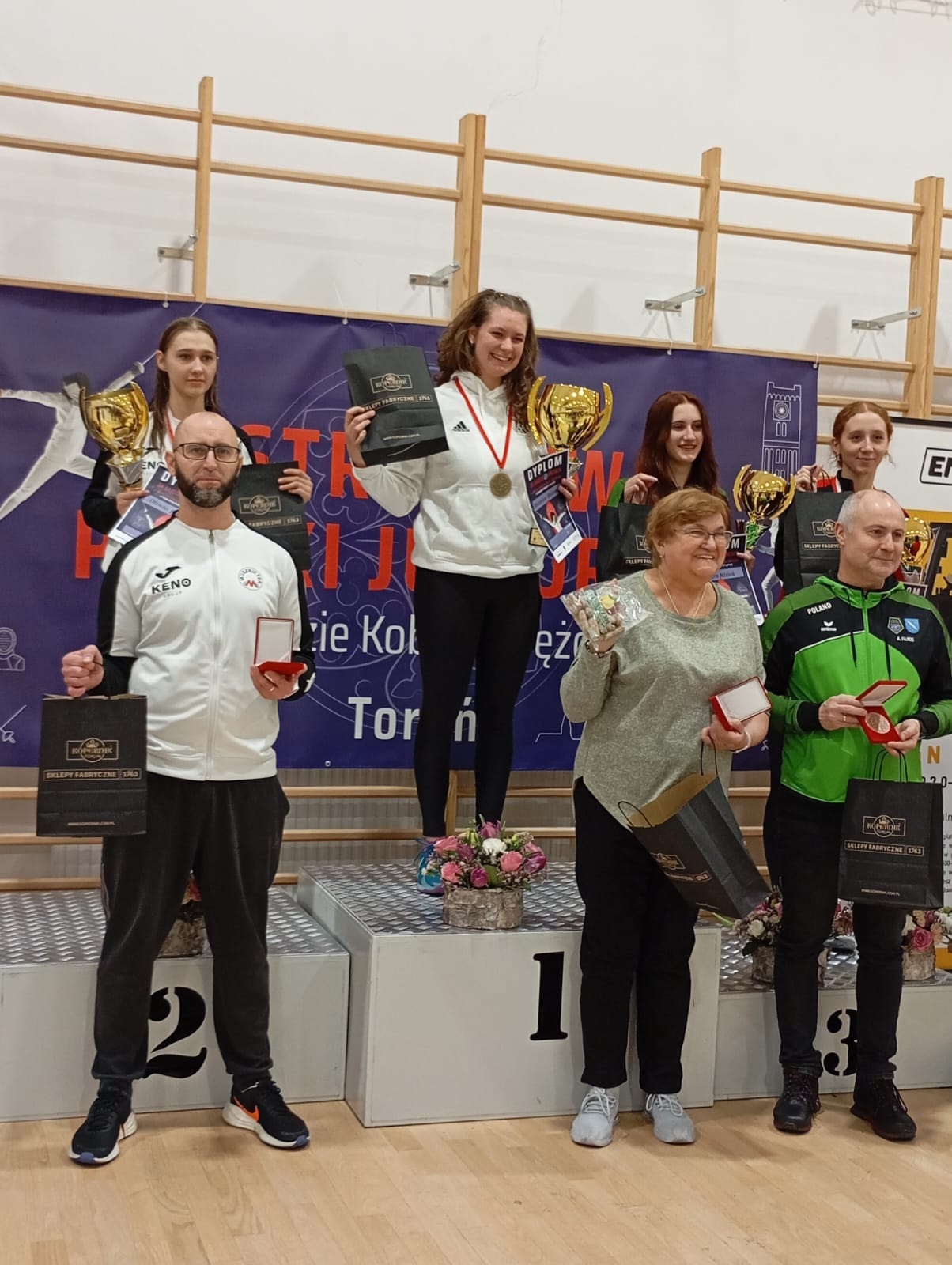 Fot. SKS Muszkieter Gliwice Oliwia Janeczek na podium Mistrzostw Polski