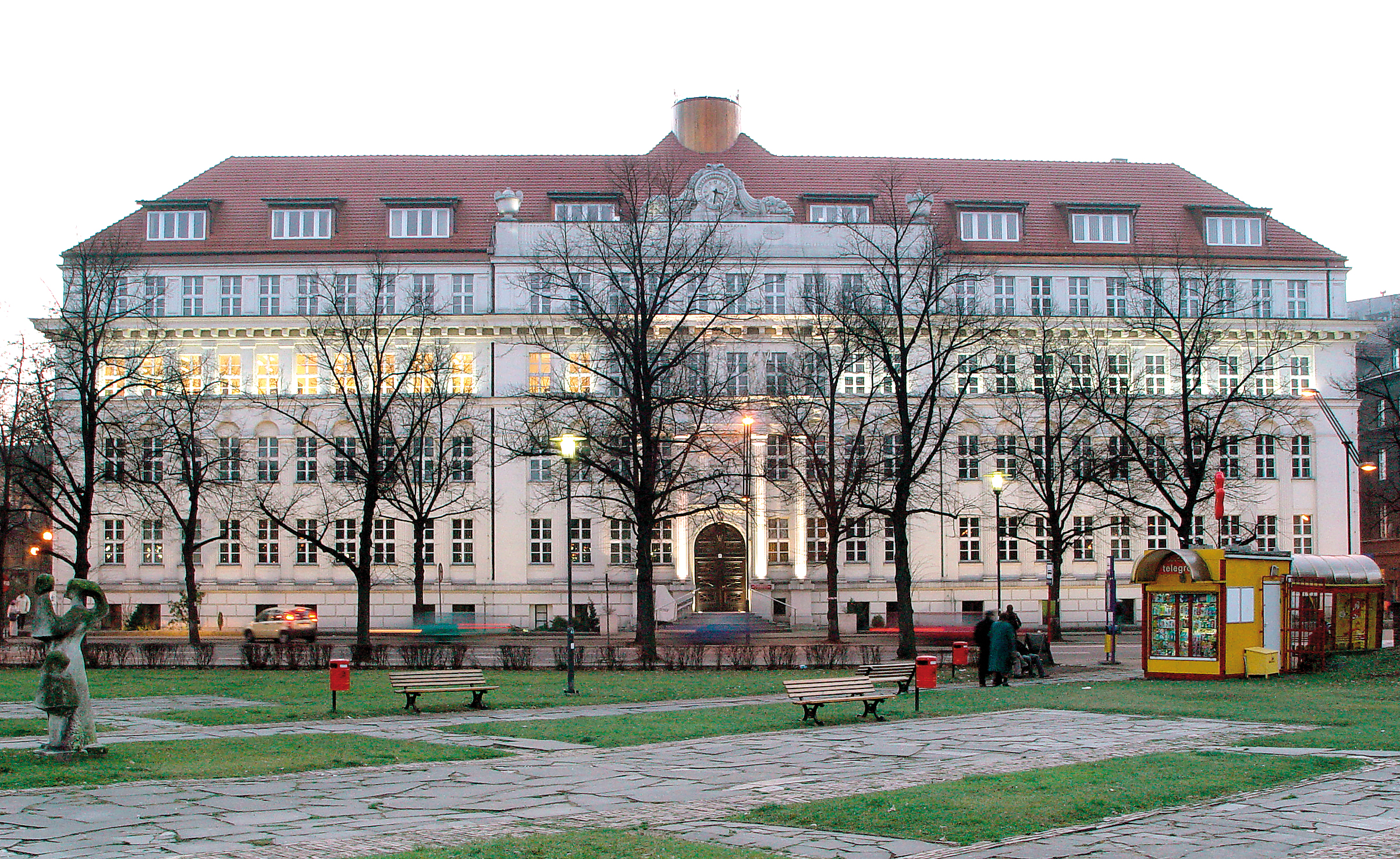 biały zabytkowy budynek