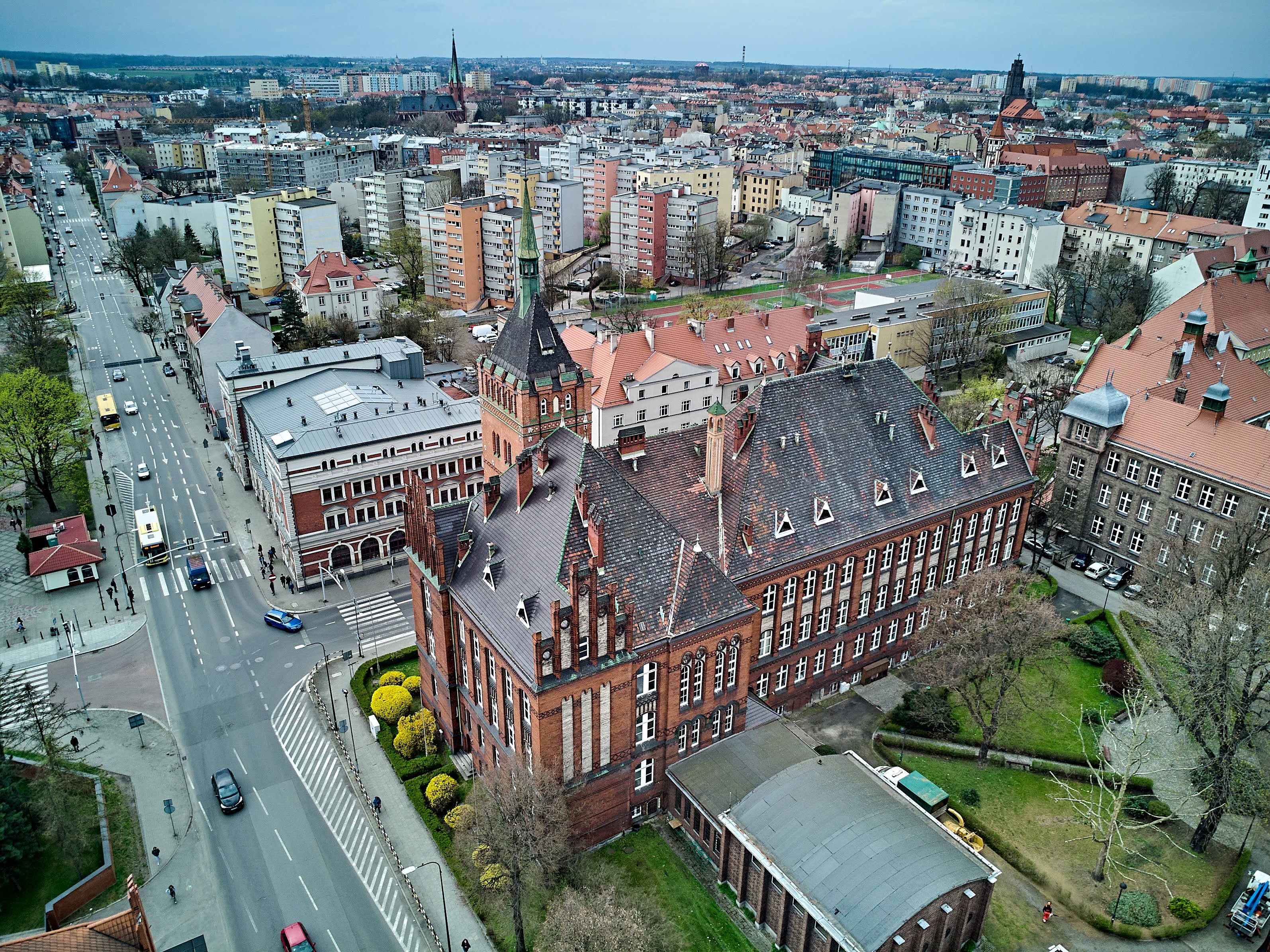 czerwony zabytkowy budynek