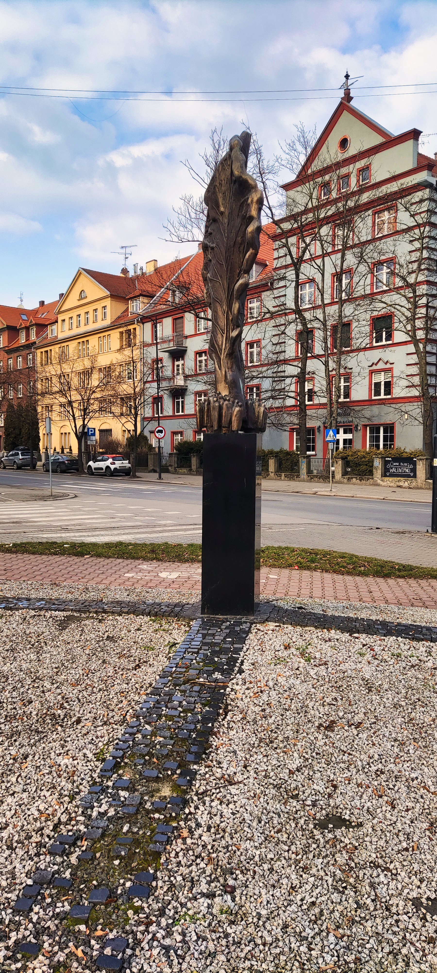 pomnik w kształcie liścia