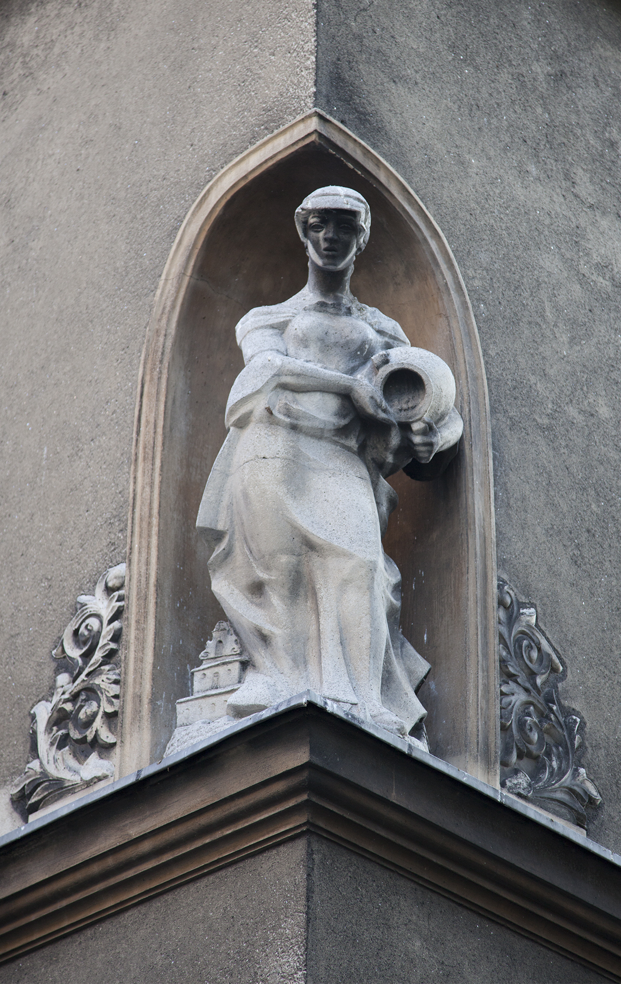 rzeżba kobiety z dzbanem