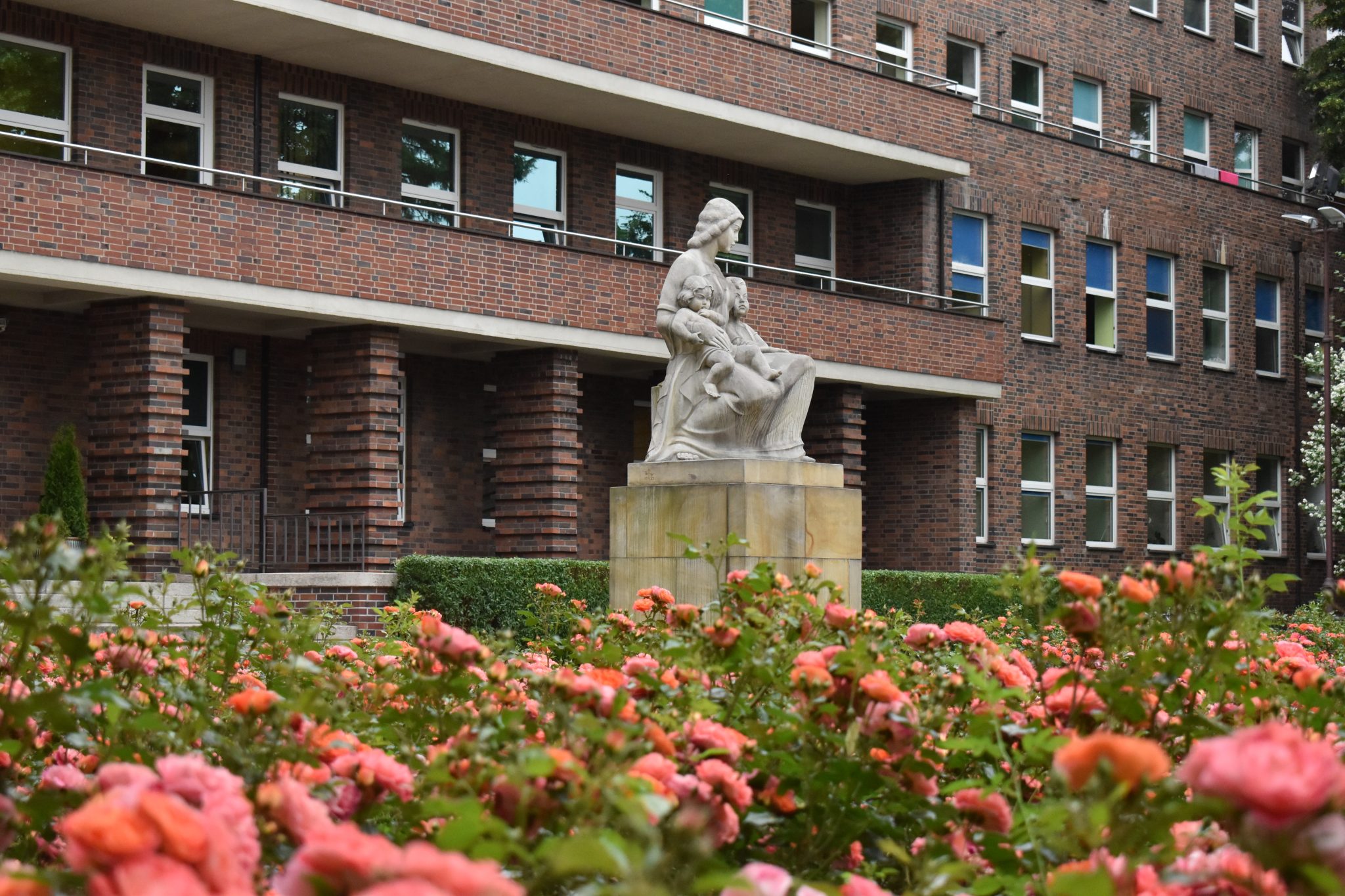 rzeźba matki z dwójką niemowląt