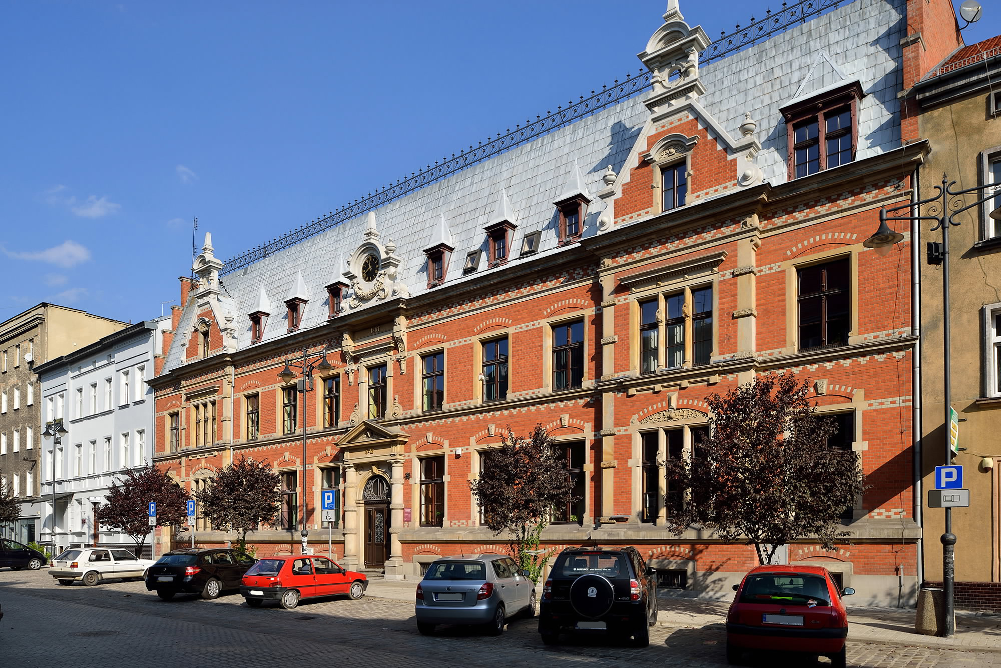 zabytkowy bydynek z czerwoną elewacją