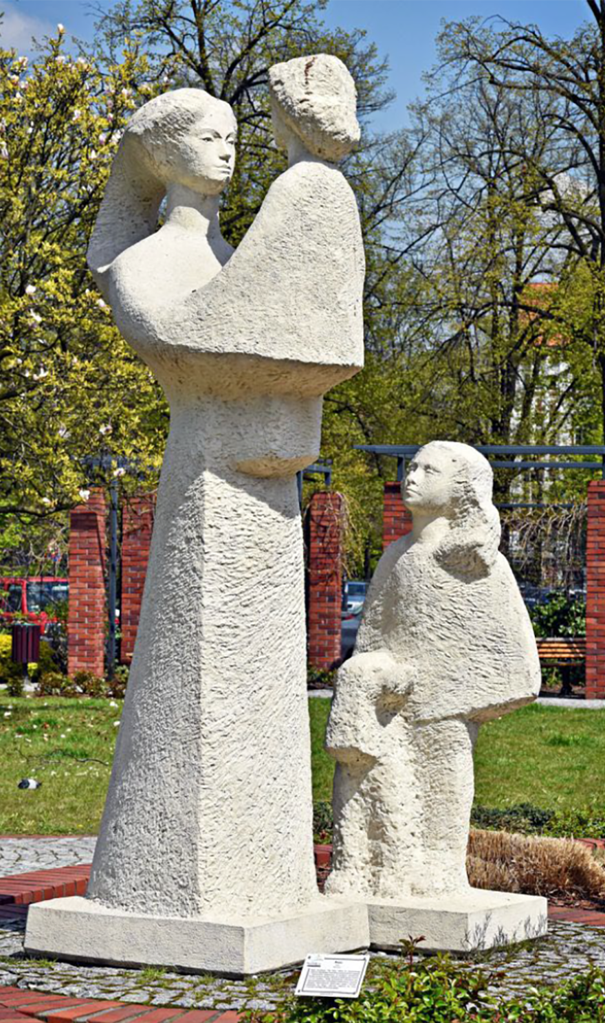 rzeźba matki z dziećmi
