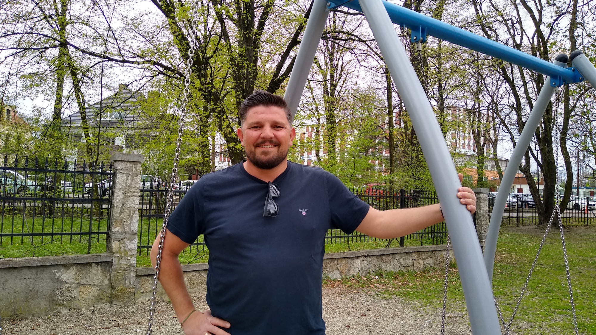 mężczyzna na tle zieleni