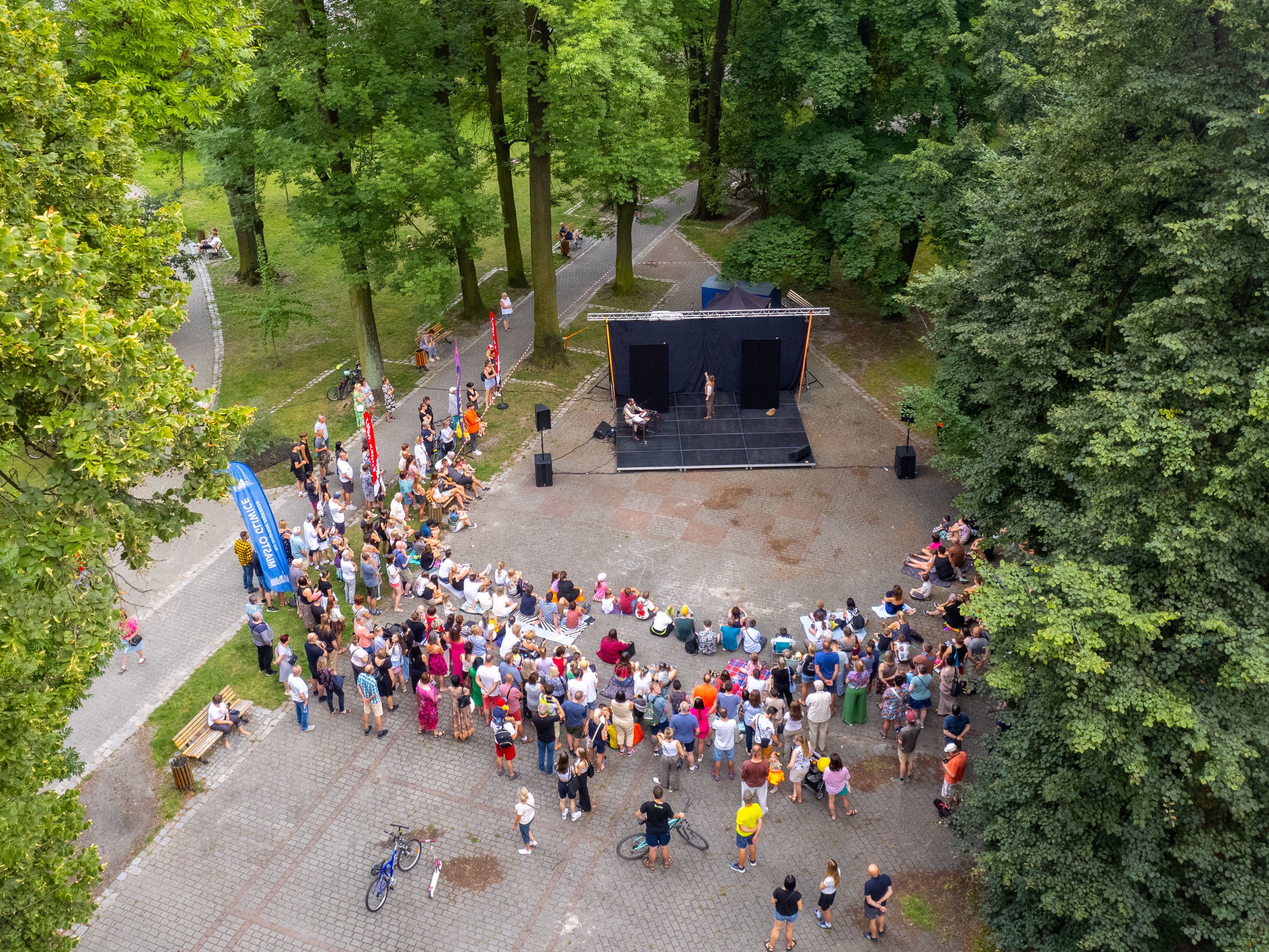 Fot. F. Zobawa/UM w Gliwicach Plenerowa scena w parku i publiczność, zdjęcie z góry