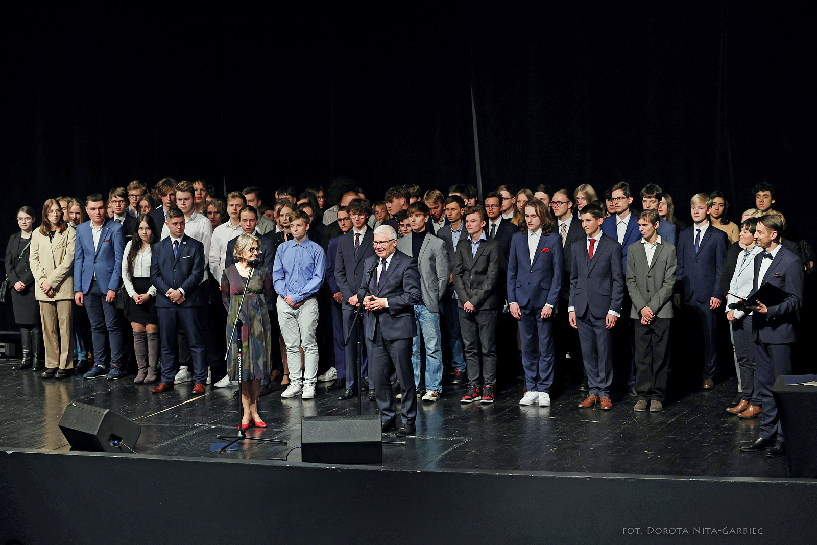 Fot. D. Nita-Garbiec/ED Prezydent Gliwic Adam Neumann z nagrodzonymi uczniami