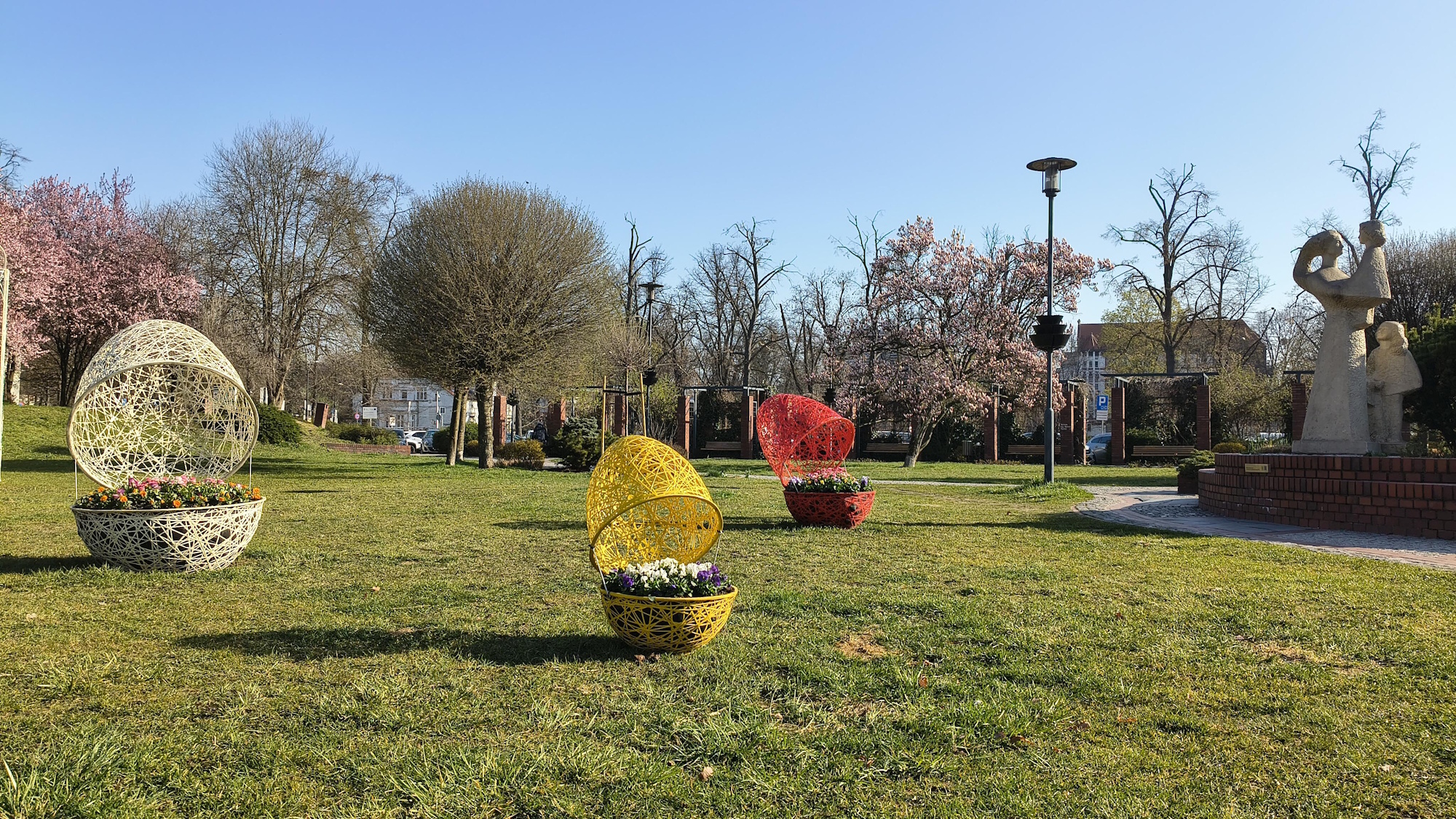 kwietniki pisanki na skwerze