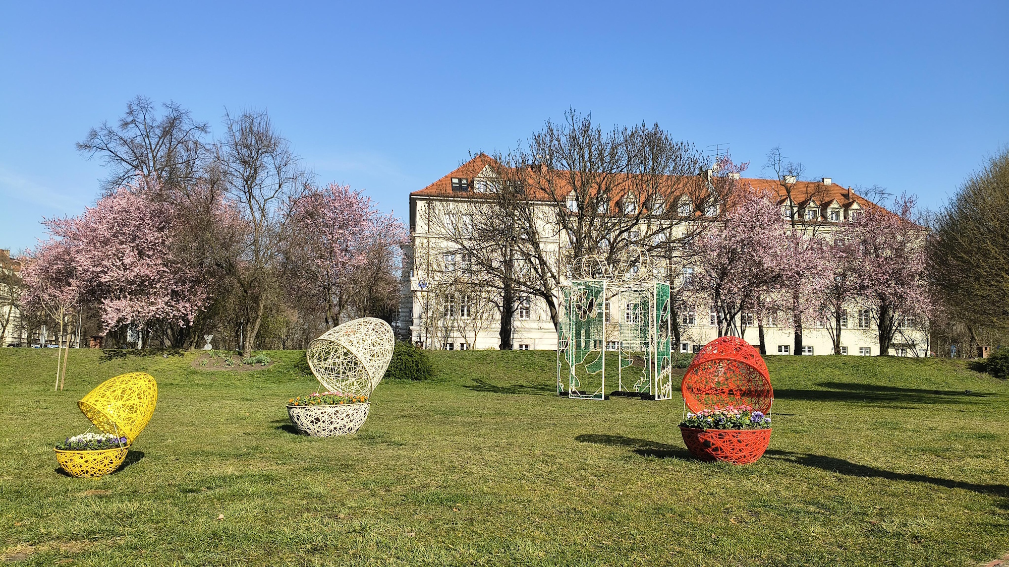 trzy pisanki na skwerze