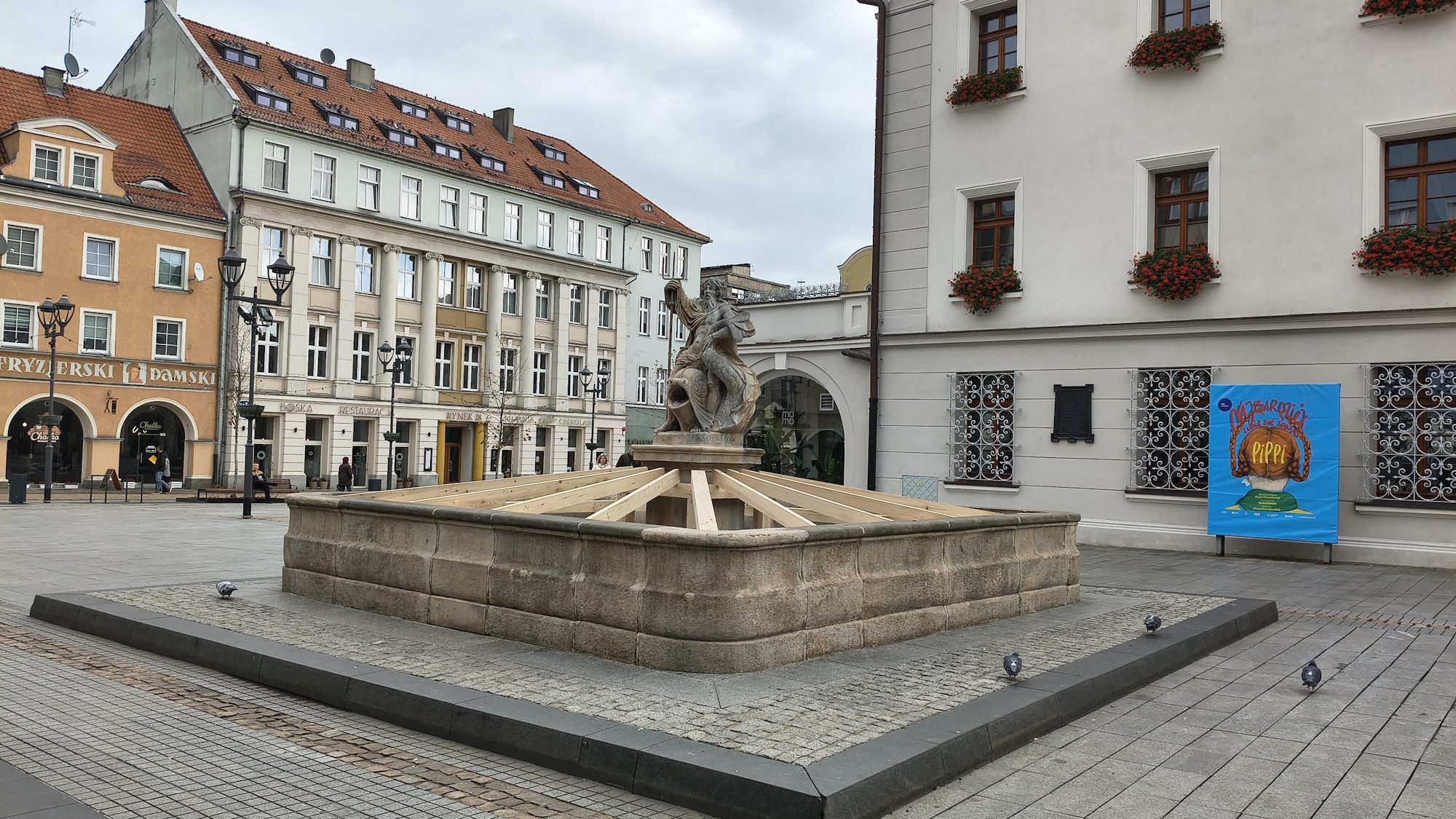 Fontanna zabezpieczona konstrukcją