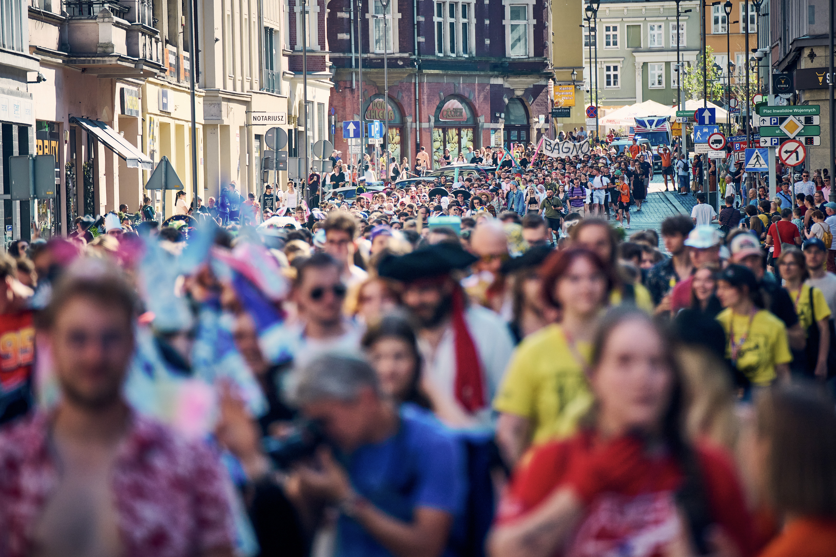 Fot. M. Buksa/ UM w Gliwicach Korowód studentów idący ul. Zwycięstwa