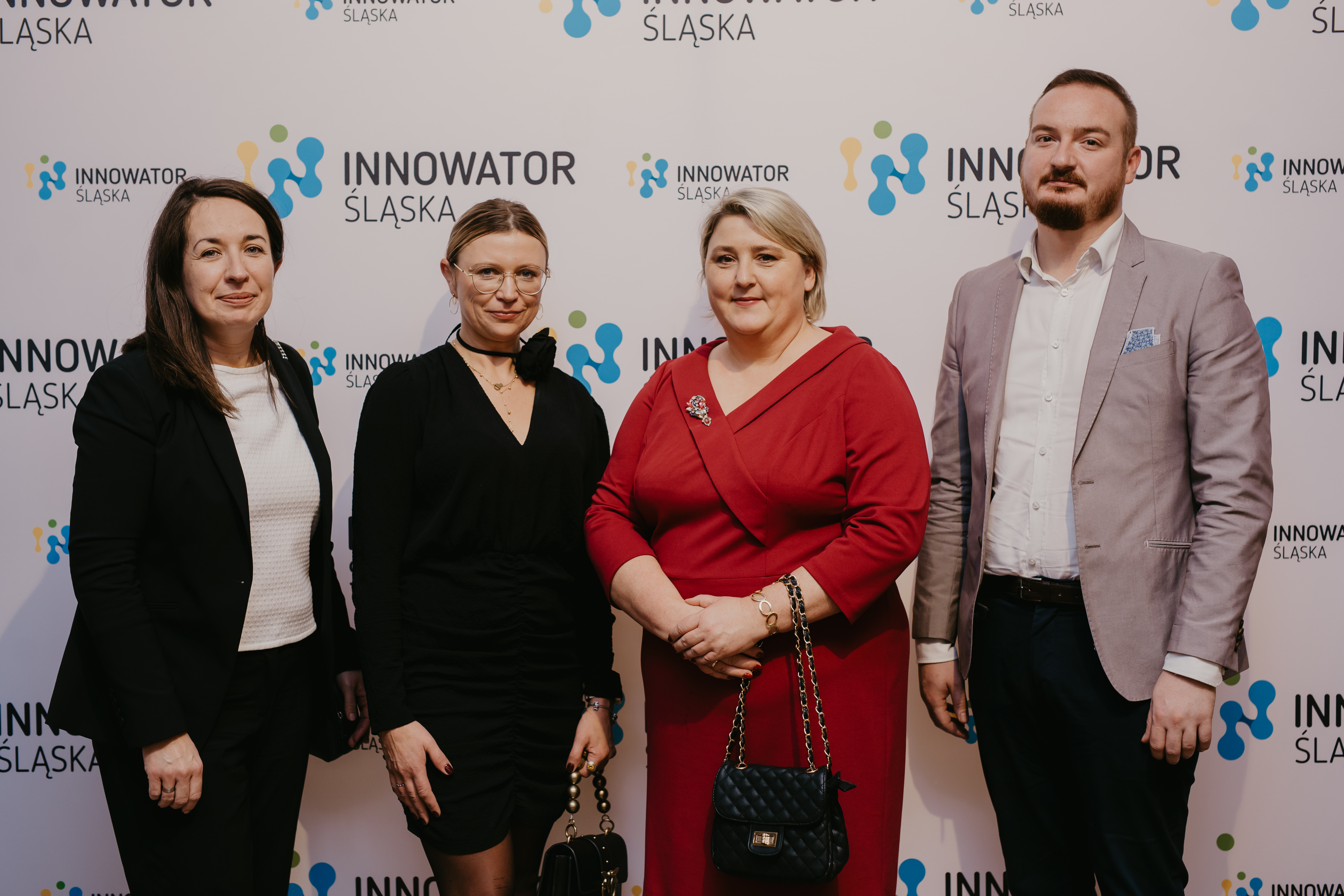 Fot. A. Zajas/Allemedia.pl Zastępczyni prezydenta Gliwic Aleksandra Wysocka pozująca z reprezentantami Łukasiewicza