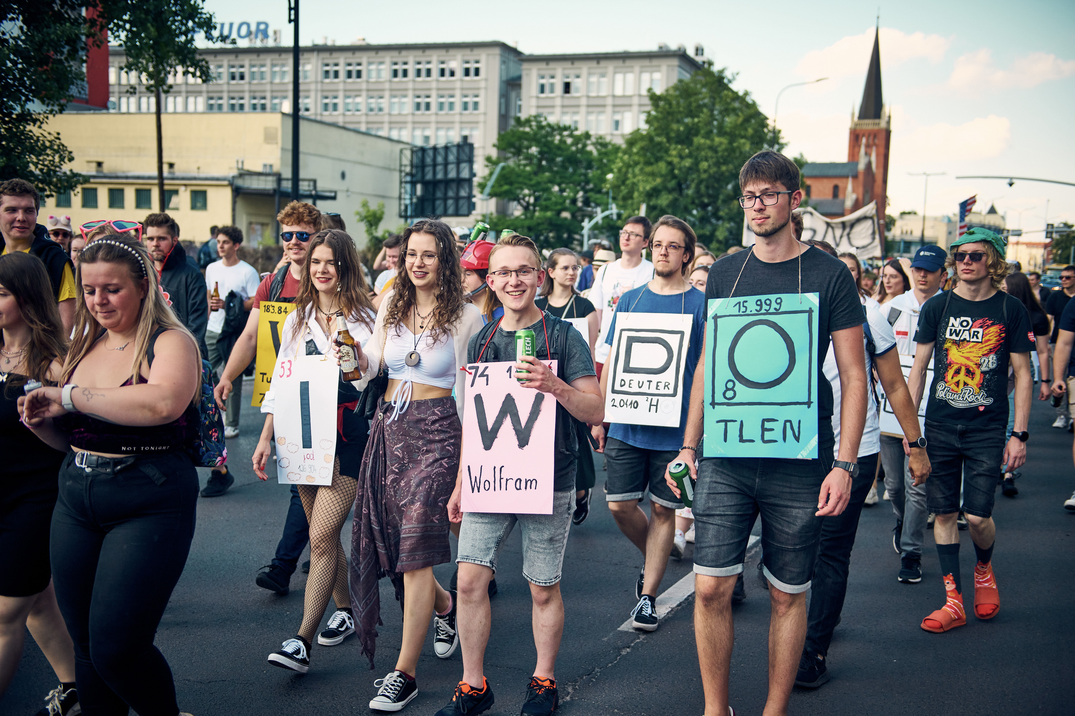 Fot. M. Buksa/ UM w Gliwicach Studenci przebrani za pierwiastki chemiczne