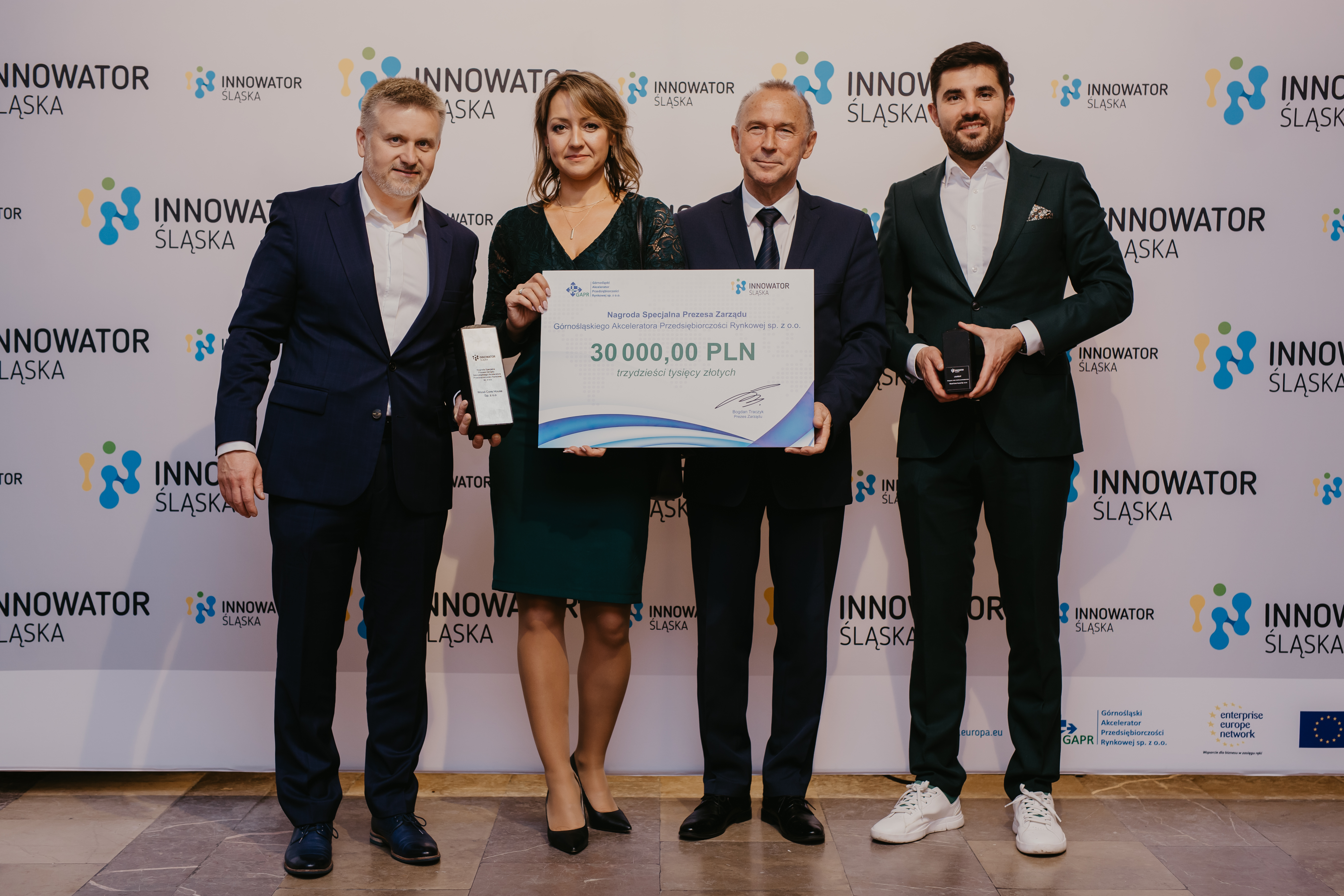 Fot. A. Zajas/Allemedia.pl Przedstawiciele firmy Wood Core House – laureaci w kategorii małe i średnie przedsiębiorstwo oraz zdobywcy jednego z wyróżnień