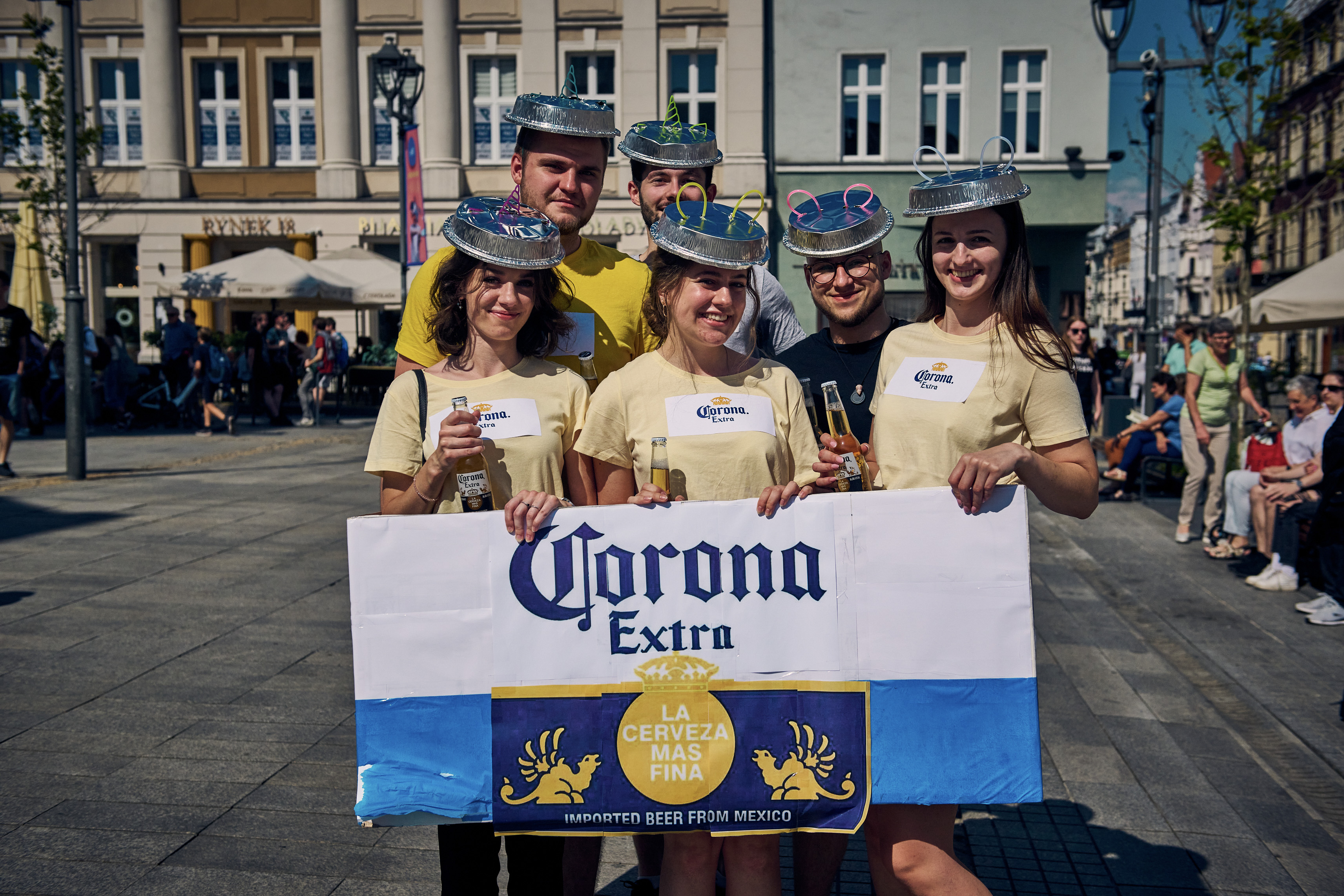 Fot. M. Buksa/ UM w Gliwicach Studenci przebrani za sześciopak piw