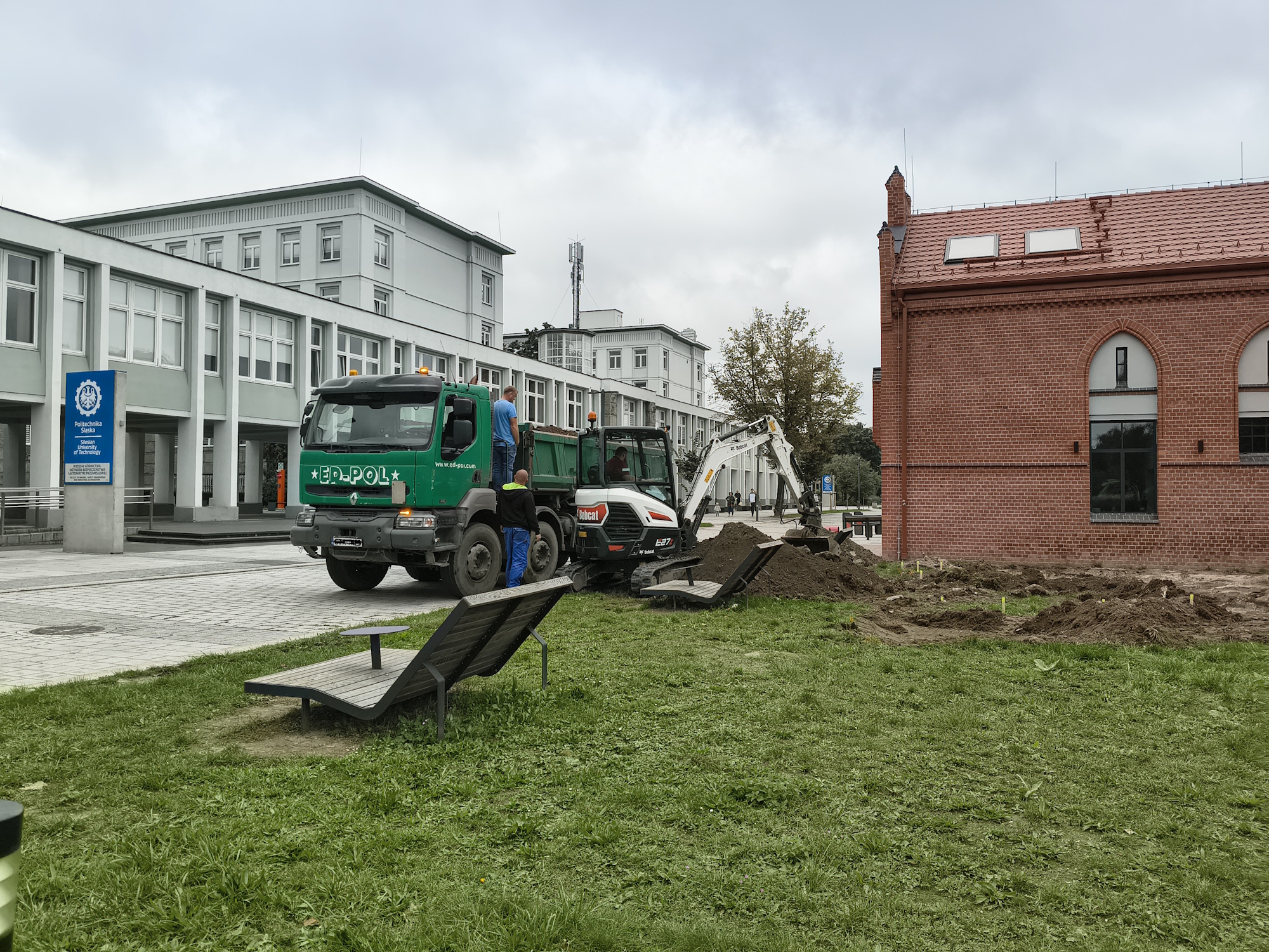 ławka, dół, koparka i samochód ciężarowy