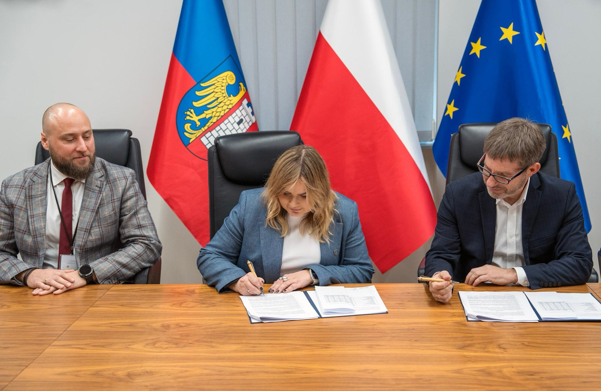 kobieta i mężczyźni