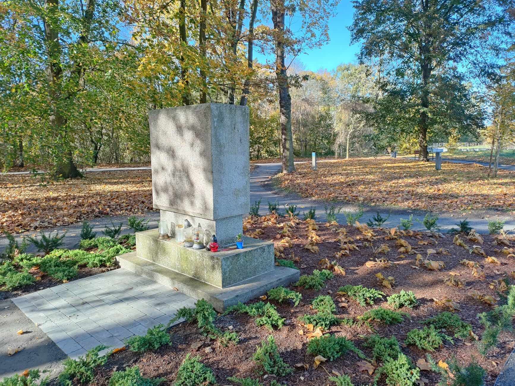 Fot. P. Cieślok-Sorowka/MZUK Pomnik Powstańców Śląskich obsadzony ozdobnymi krzewami