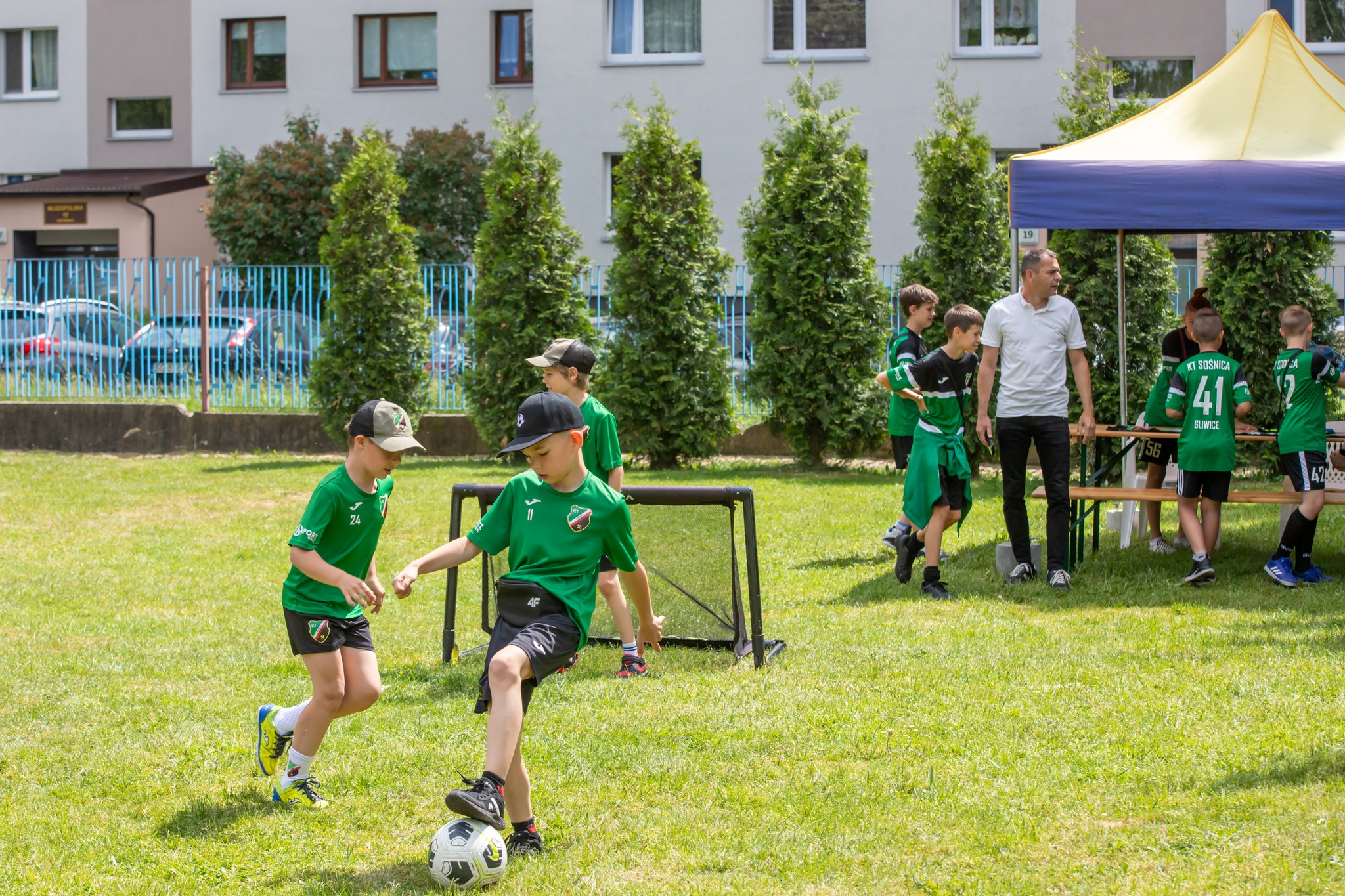 Fot. K. Krzemiński/ UM Gliwice Chłopcy grający w piłkę nożną na trawie