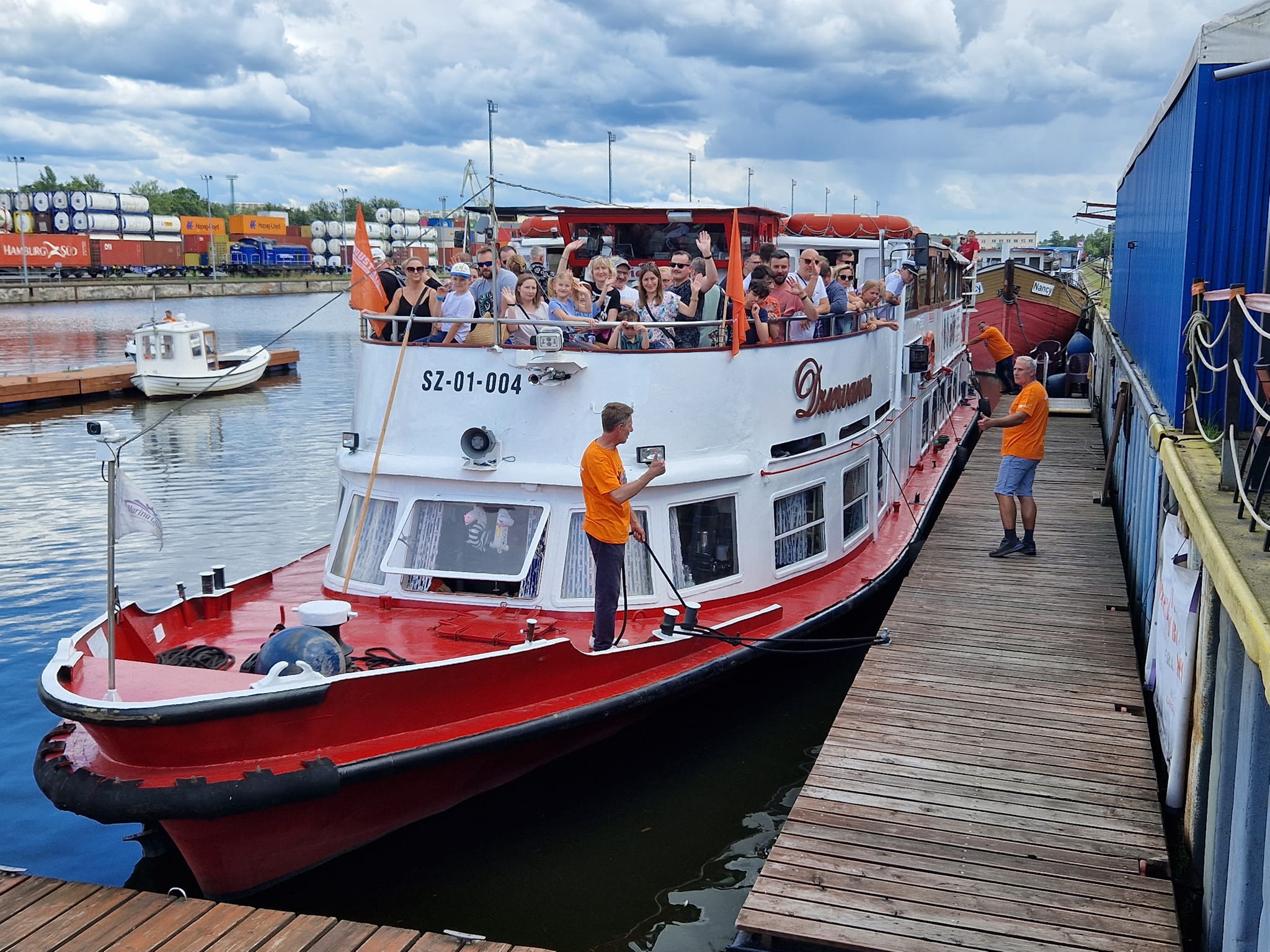 Fot. Marina Gliwice Pasażerowie machający z zabytkowego statku "Dziewanna"