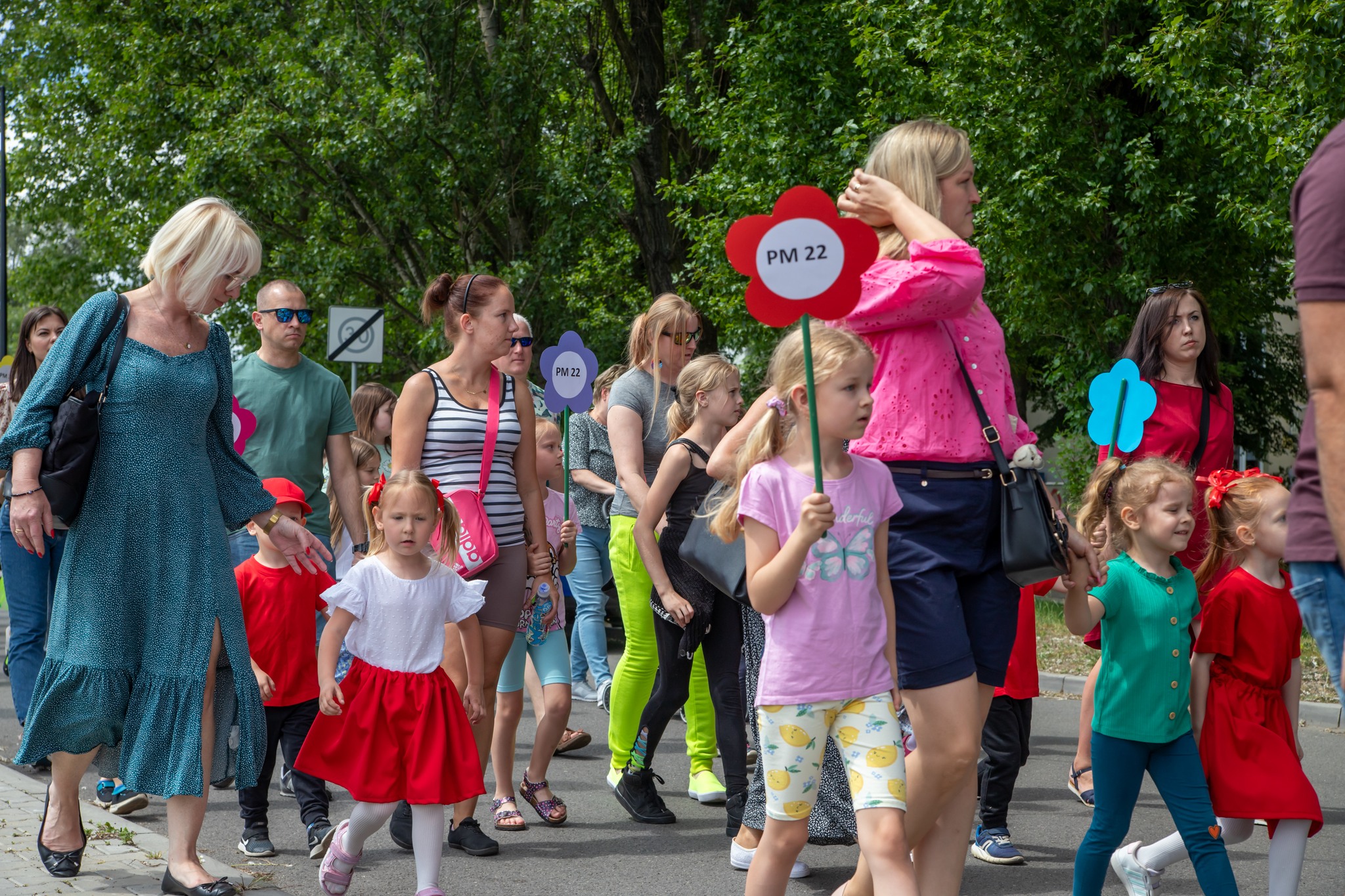 Fot. K. Krzemiński/ UM Gliwice Uczniowie idący w korodwodzie