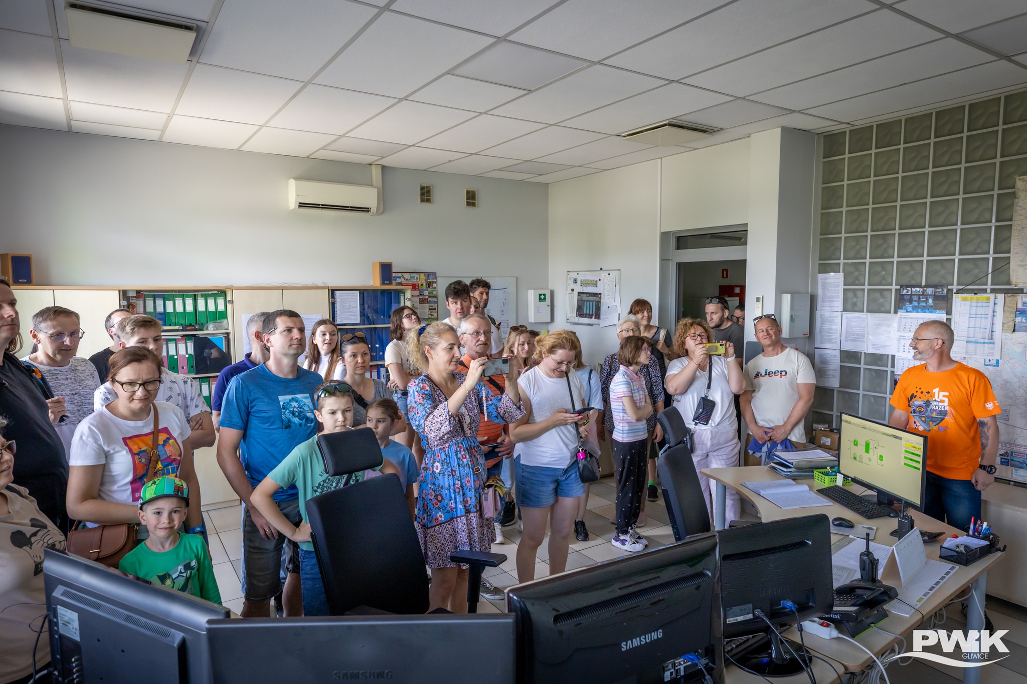Fot. PWiK Goście zwiedzający z przewodnikiem Muzeum Techniki Sanitarnej