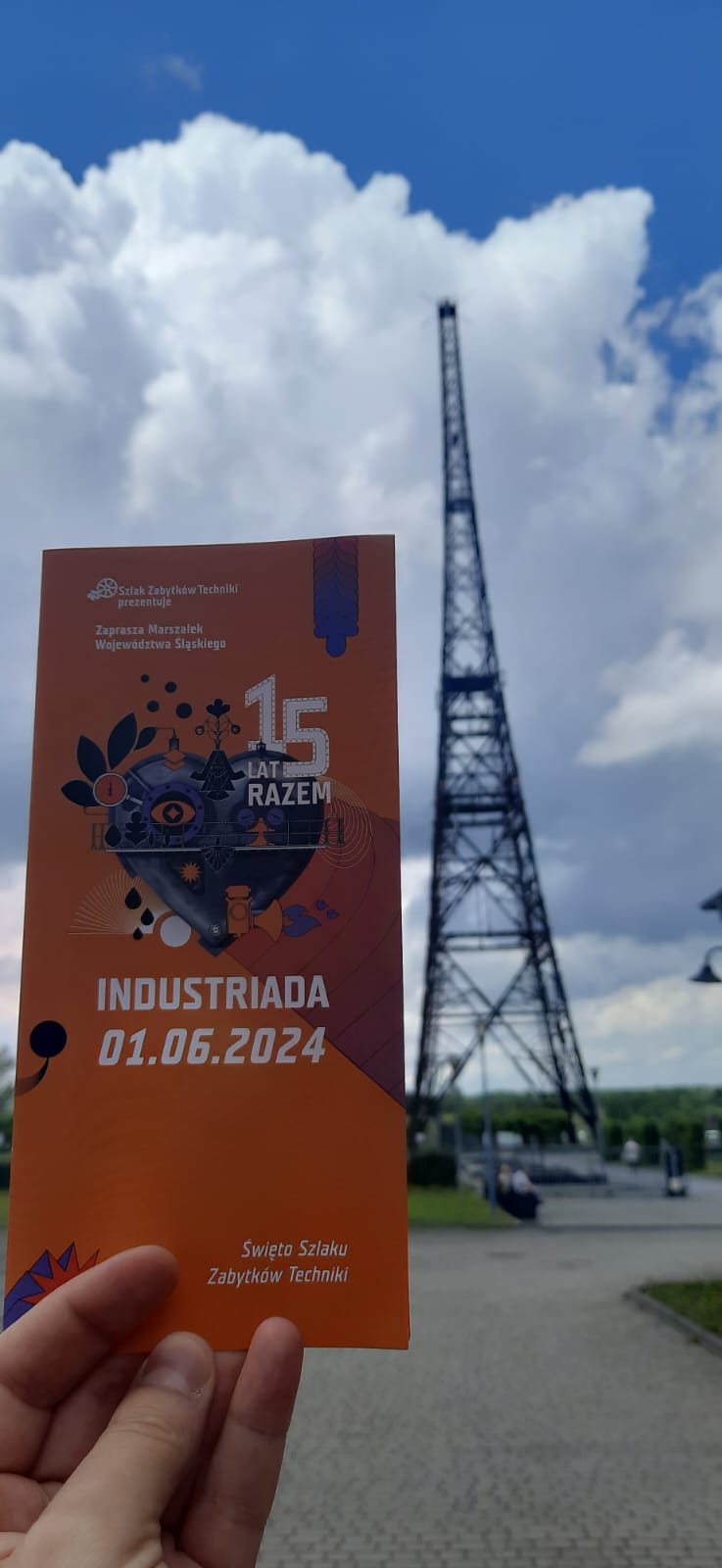 Fot. Muzeum w Gliwicach Ulotka Industriady na tle Radiostacji Gliwice