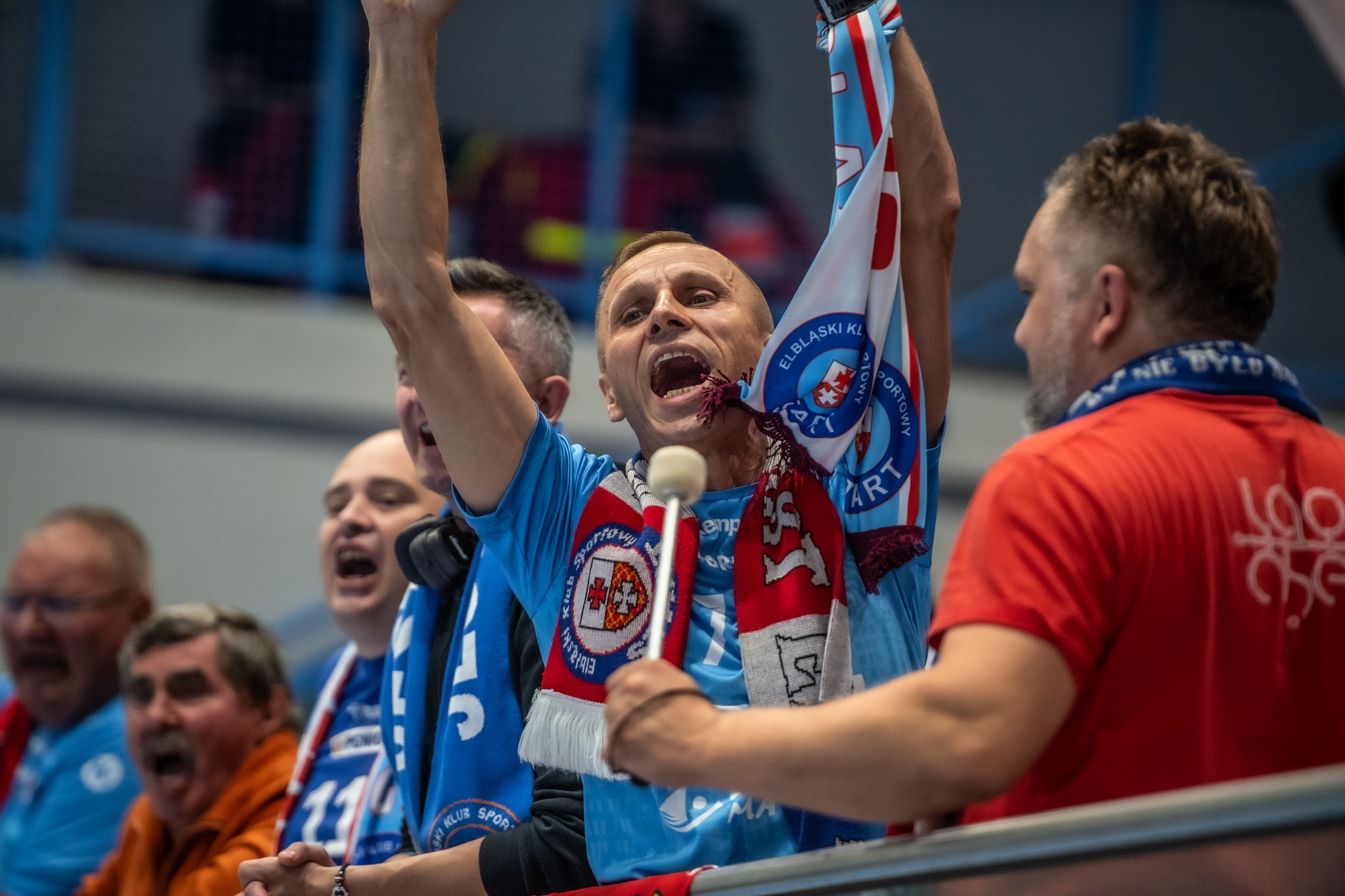Uradowany kibic Elgląga