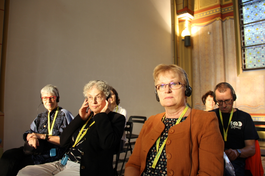Fot. materiały Muzeum w Gliwicach Uczestnicy konferencji w słuchawkach na uszach