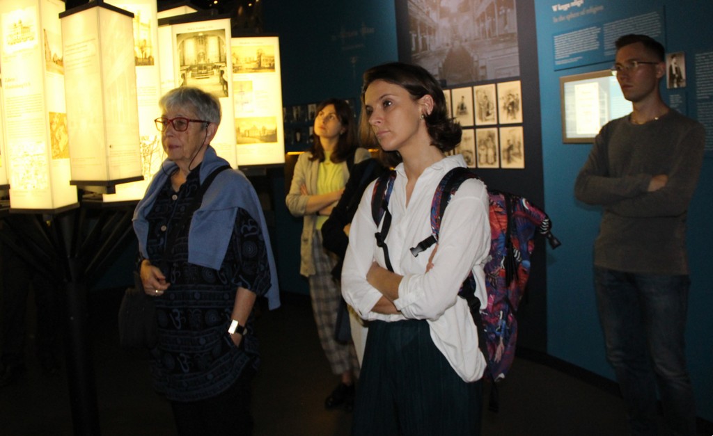 Fot. materiały Muzeum w Gliwicach Uczestnicy konferencji oglądają wystawę