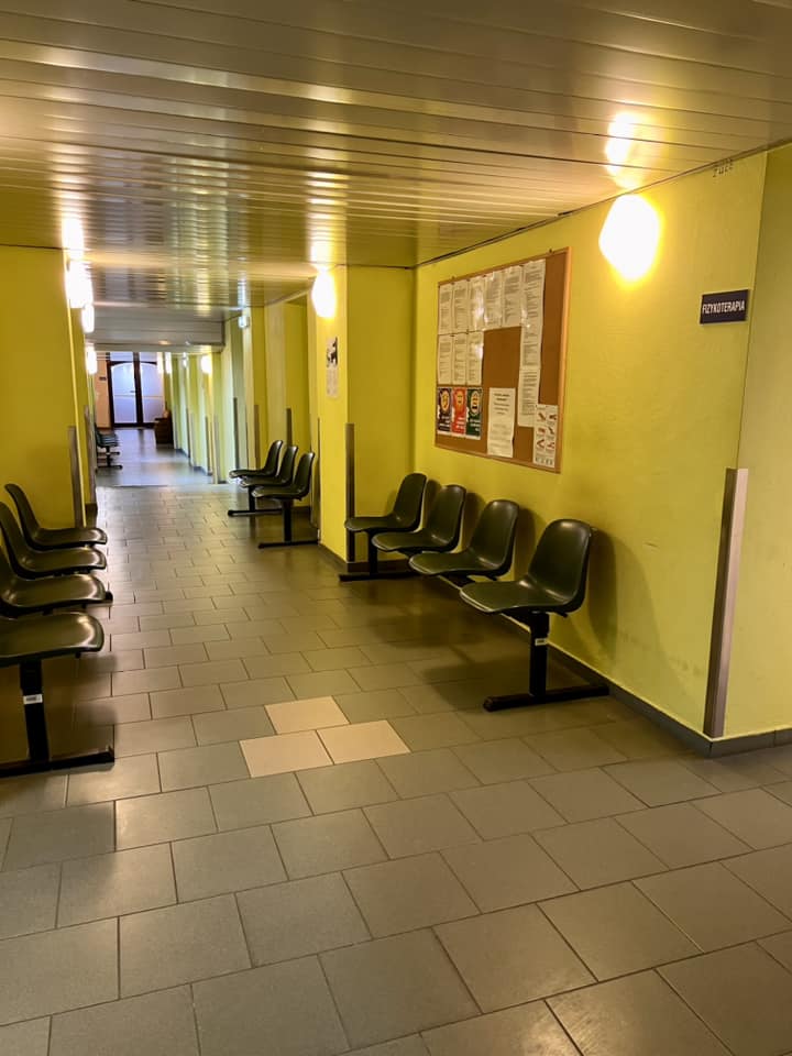 korytarz, krzesła 