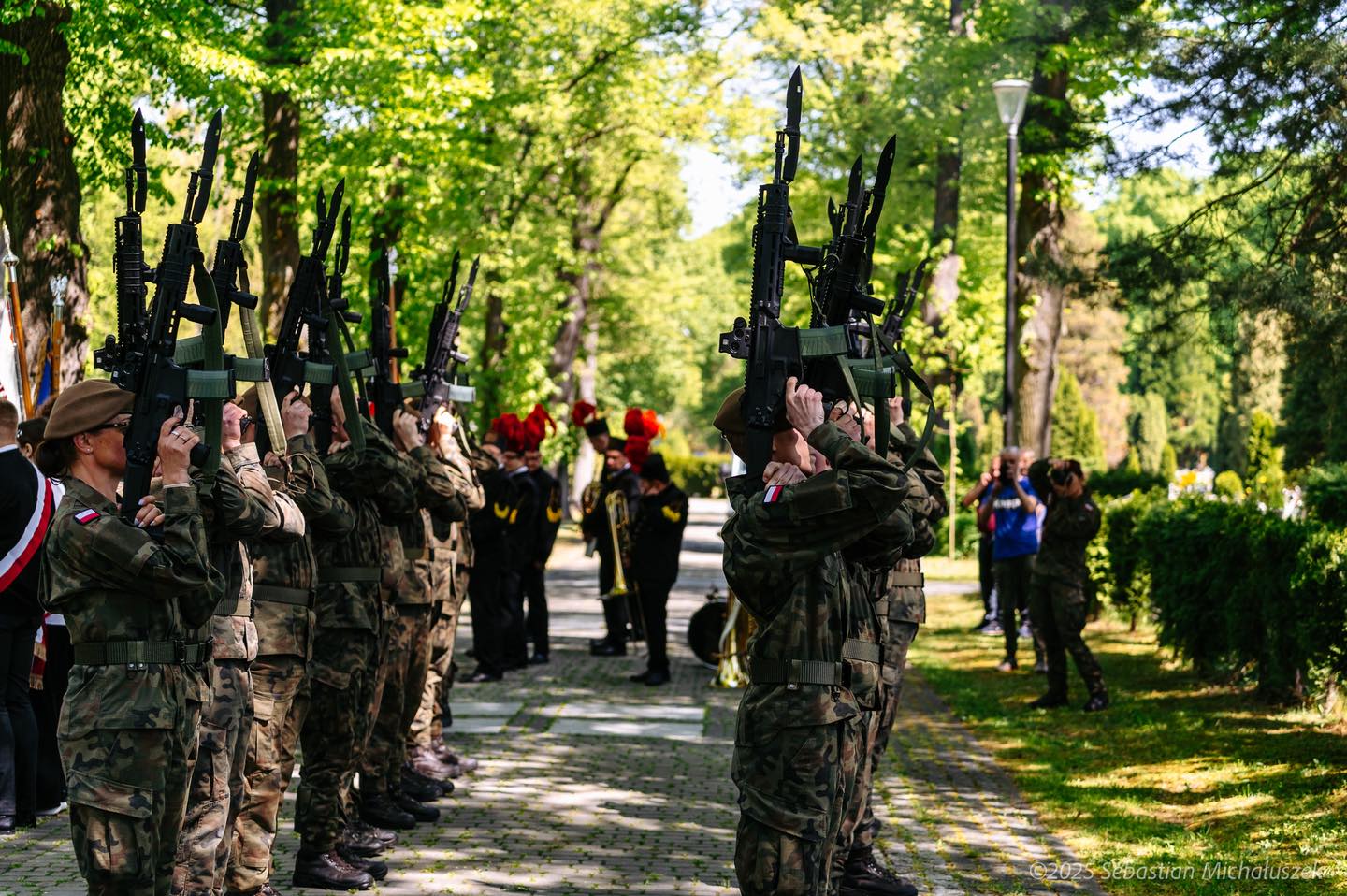 żołnierze na cmentarzu Centralnym oddają salwę honorową
