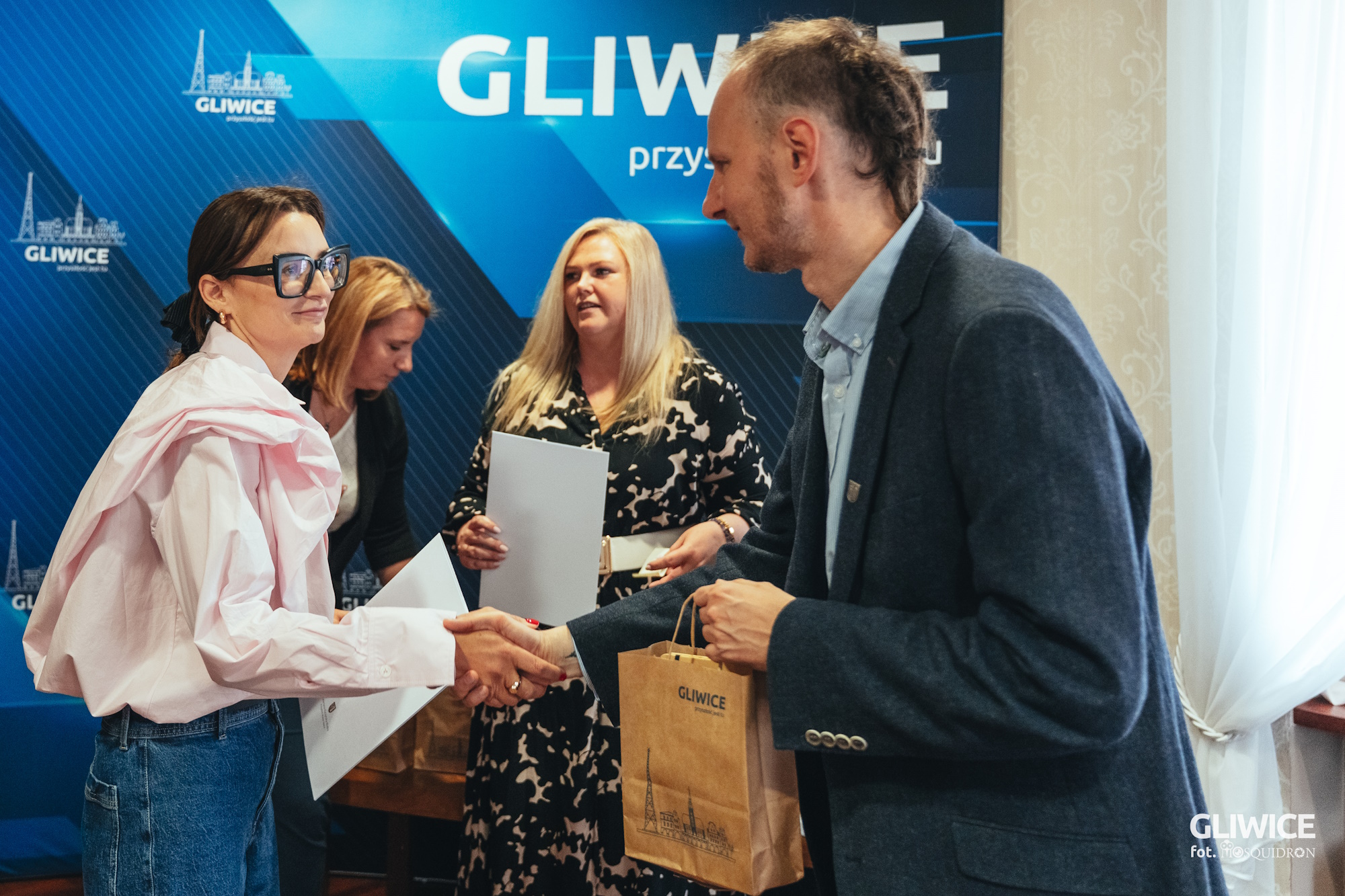 prezydent Gorczyński wręcza nagrodę