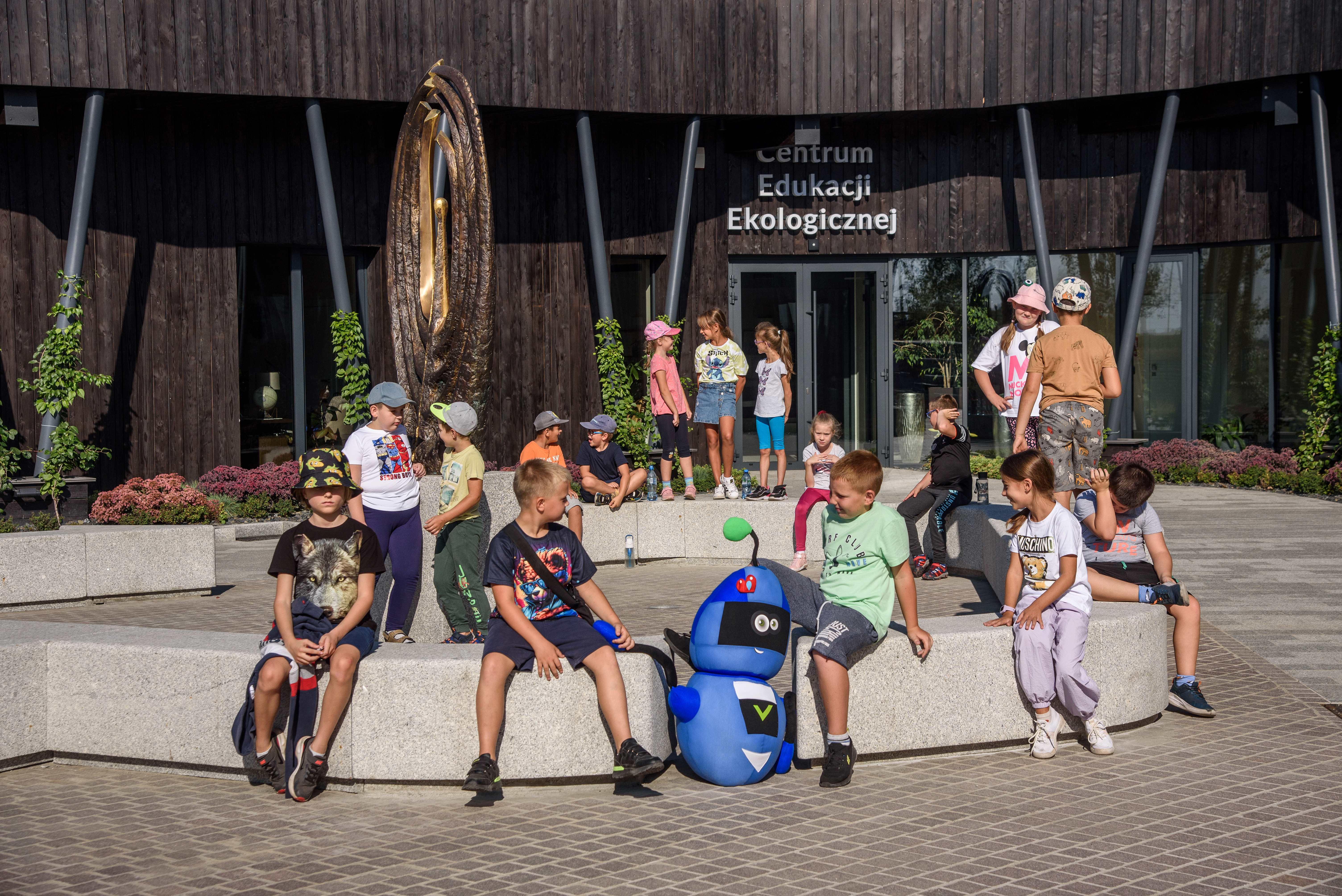 Uczniowie ze Szkoły Podstawowej nr 21 w Sośnicy z wizytą w CEE / fot. materiały PZO Dzieci przed wejściem do Centrum