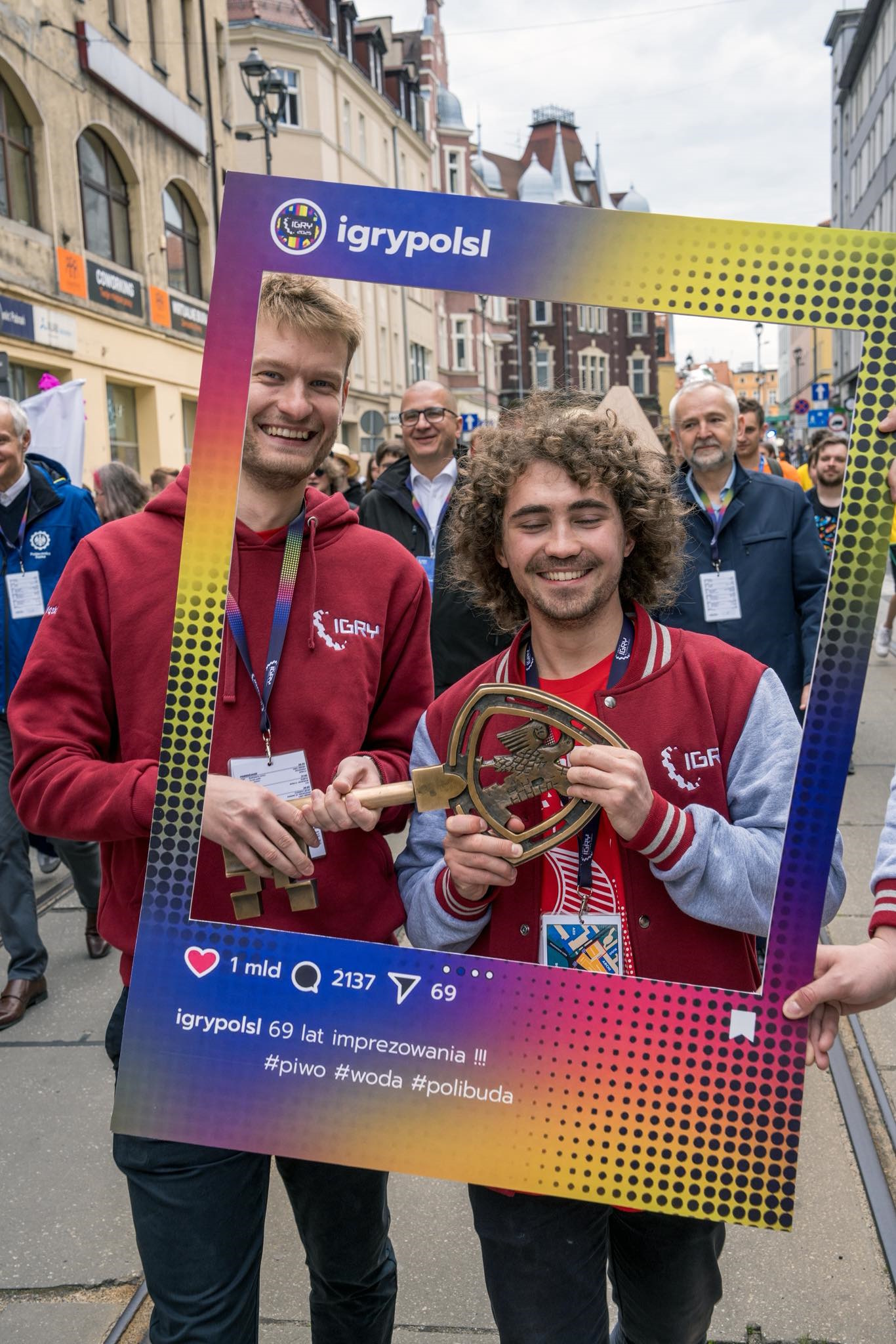Dwóch studentów z kolorową ramką